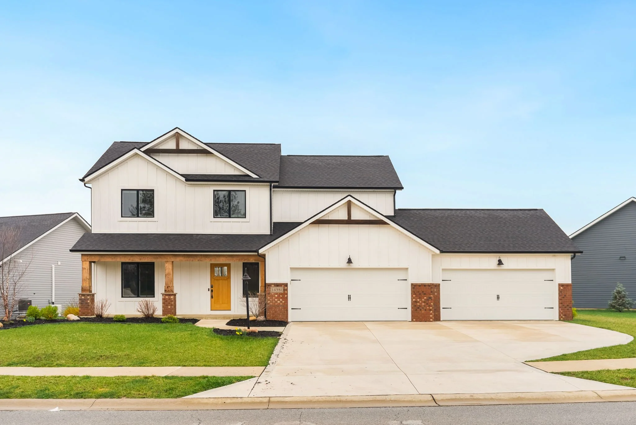 Pending!! 14981 Leo Creek Blvd Leo, IN 46765