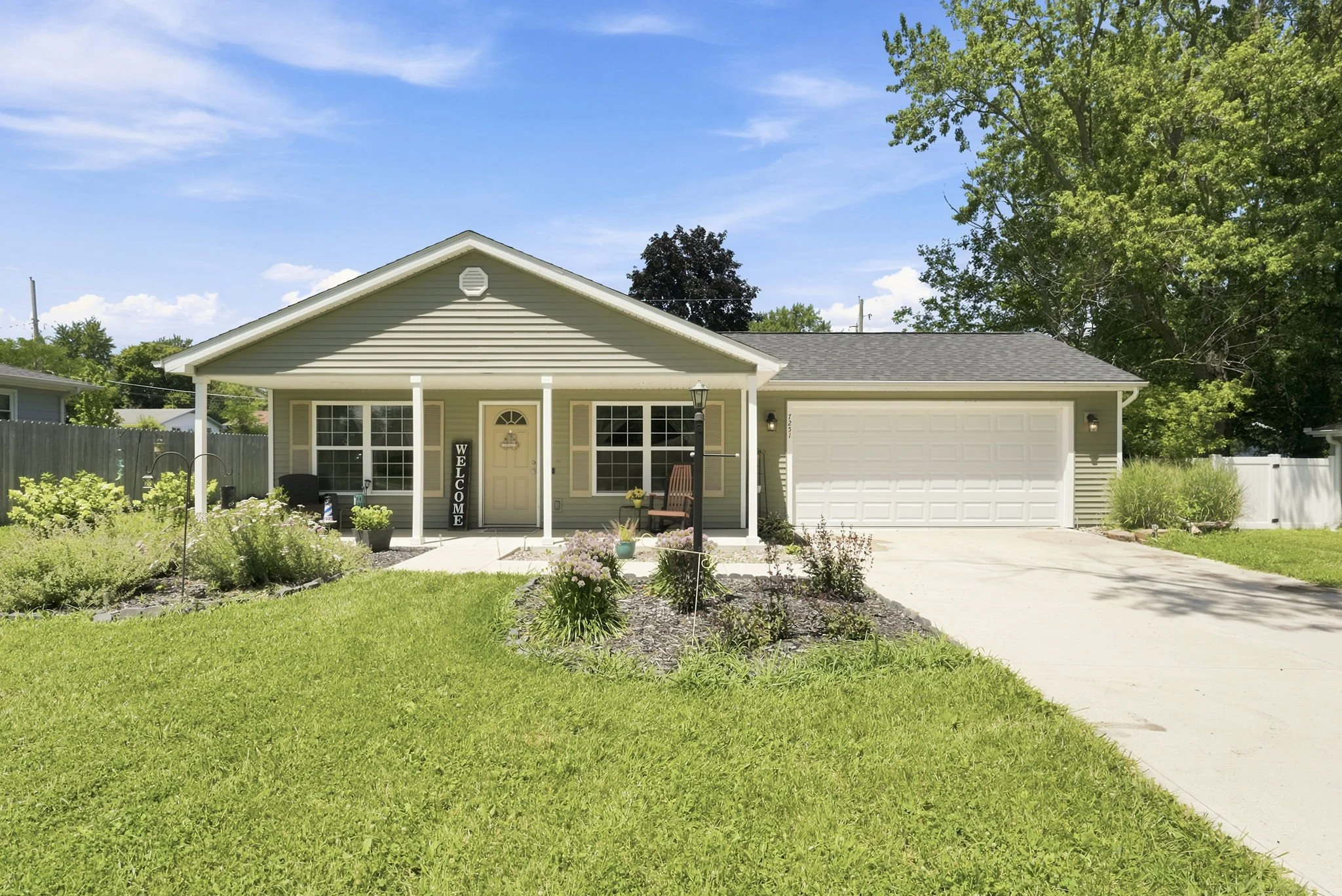 2-web-or-mls-7251 Linda Dr-1.jpg