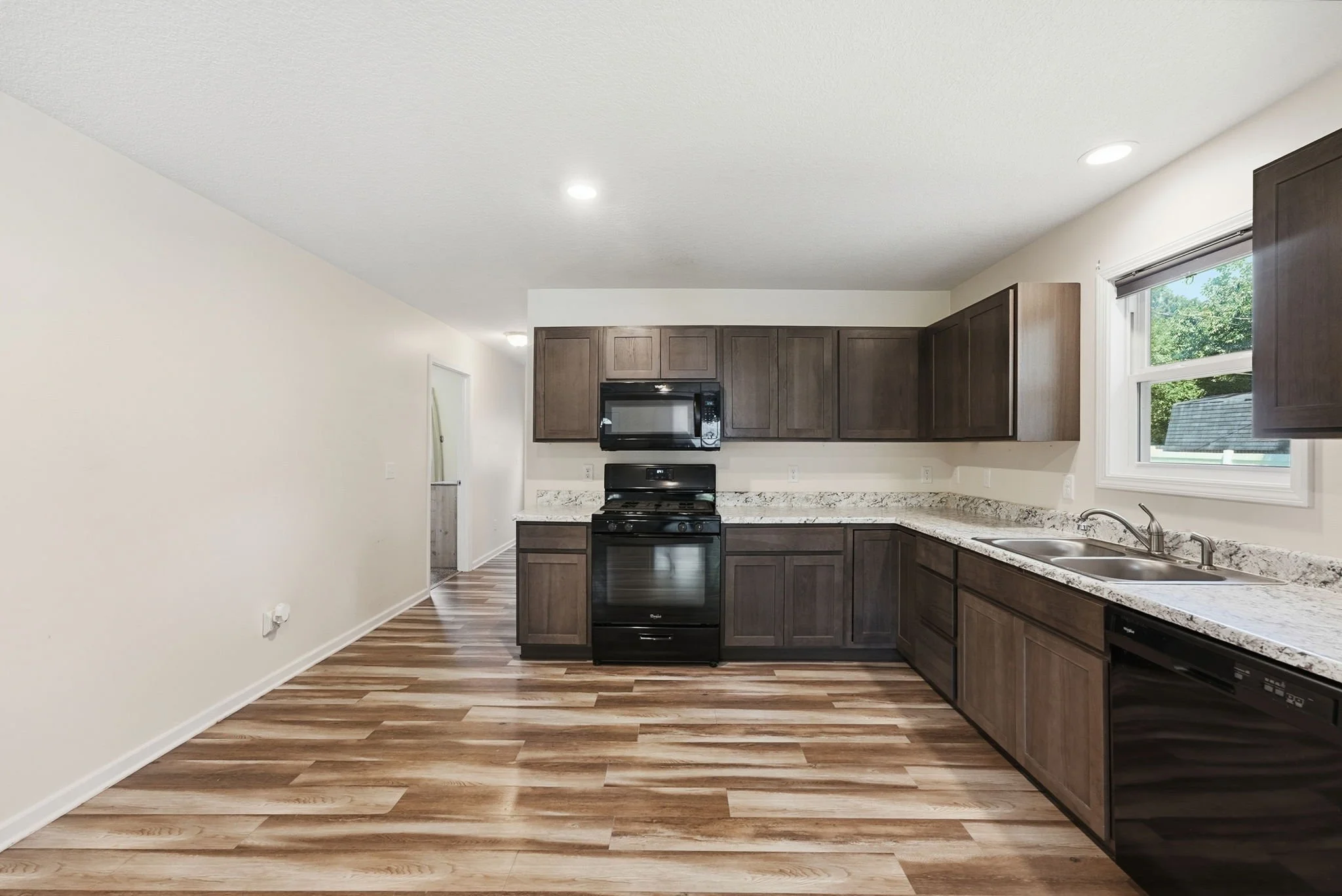 17-web-or-mls-7251 Linda Dr-6.jpg