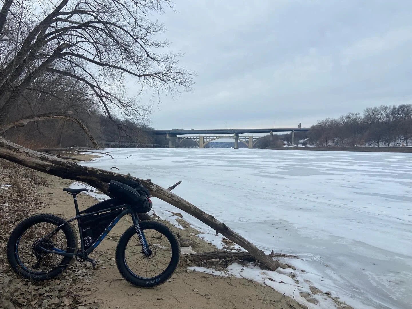 Mornings along the Mississippi&hellip; 🙌

#fatbike #studdedtires #minnesota