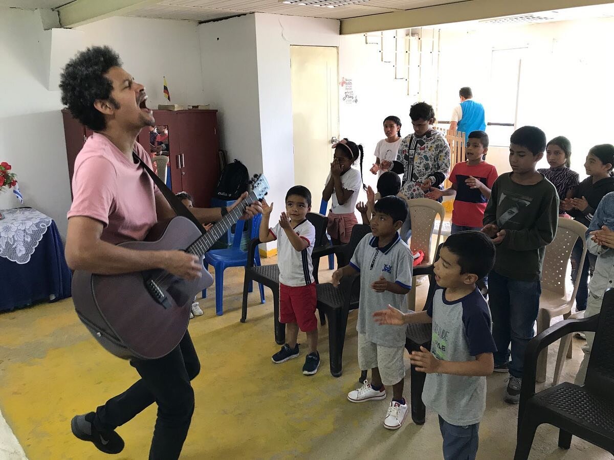 Last Saturday was full of worship and praise as the kids gathered to have their weekly Bible studies, food provisions and Bible activities. Help us continue to serve the children in need in Popayan, Colombia and donate @migotitadeamorinc 

#soupkitch