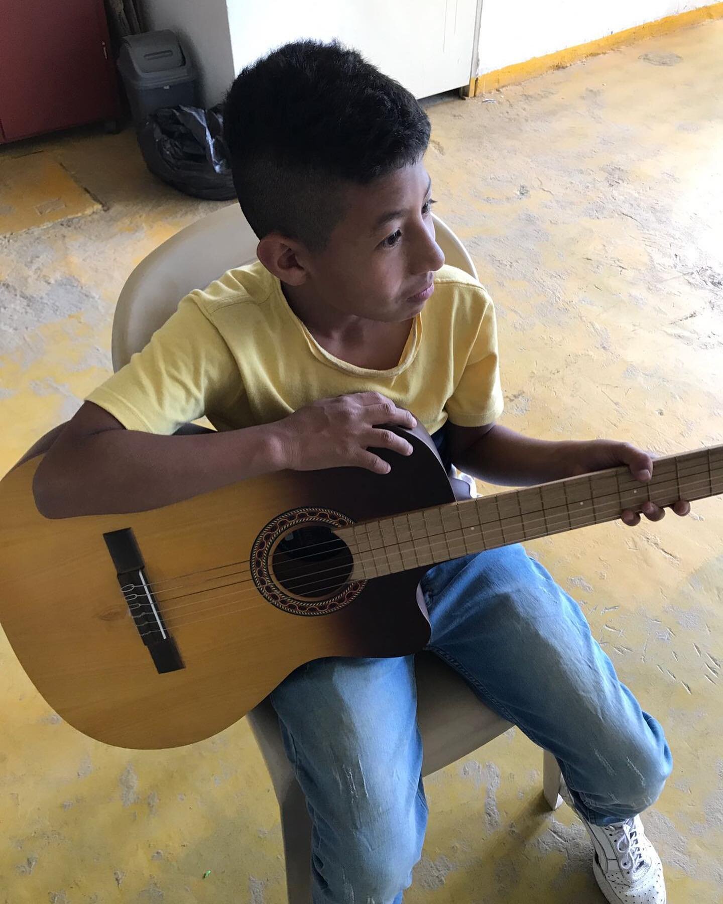 Children are playing their instruments at our community center and are learning at our music academy @migotitadeamorinc 

#soupkitchen #popayanco #colombia #helpingpeople #poorchildren #building #nonprofitorganization #donatetoday #supportus #biblest