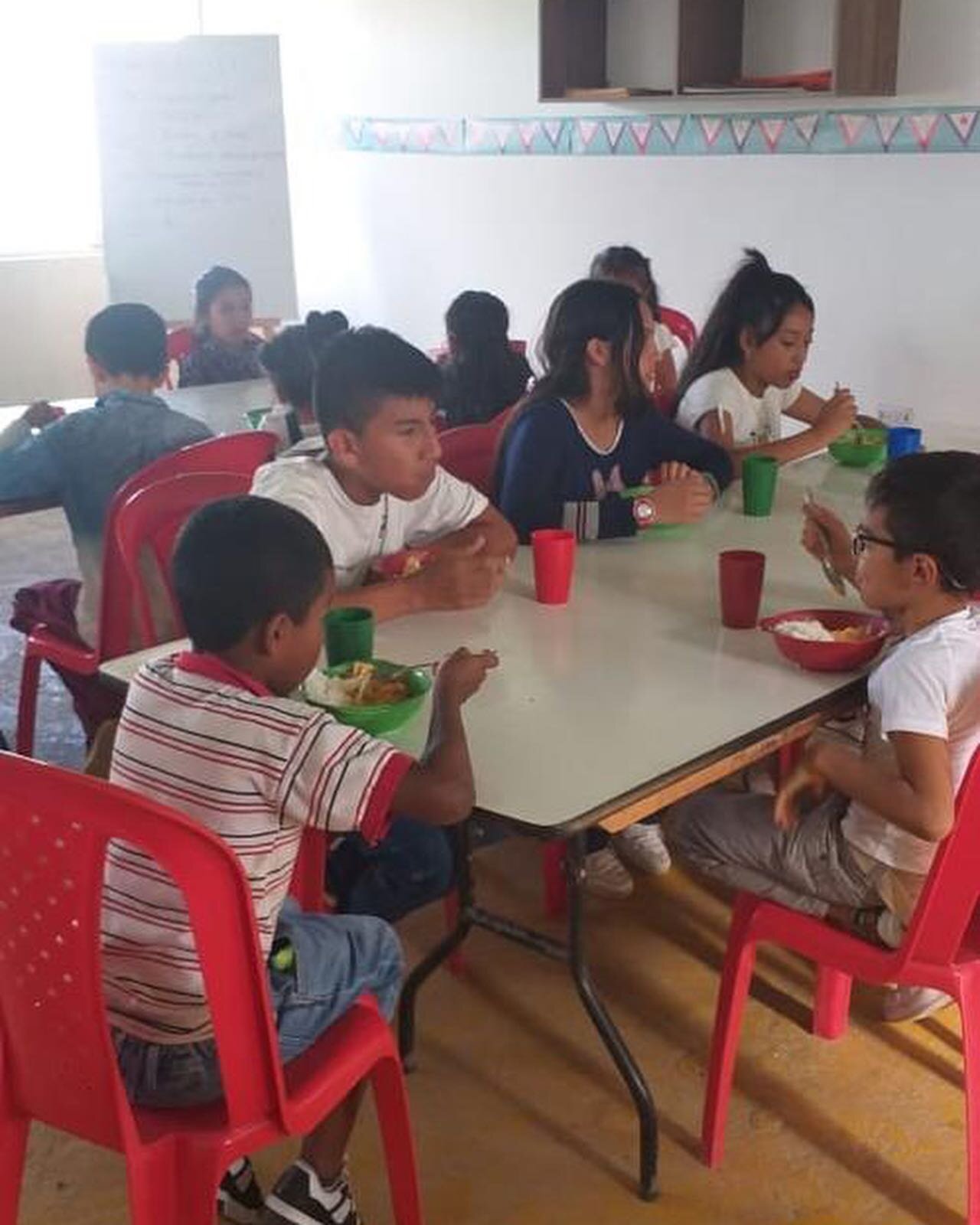 Community center Renacer children are having Bible studies, Bible activities and more. Visit us at @migotitadeamorinc and donate today 

#soupkitchen #popayanco #colombia #helpingpeople #poorchildren #building #nonprofitorganization #donatetoday #sup