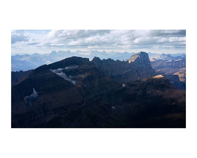 Finally going through my pictures from this summer! Here's a different view of the popular Garden Wall and the Piegan Glacier. &bull;
&bull;
&bull;
&bull;
&bull;
#glaciernationalpark #glaciernps #playglacier #glacierMT #MontanaMoment #mtbigskyseries 