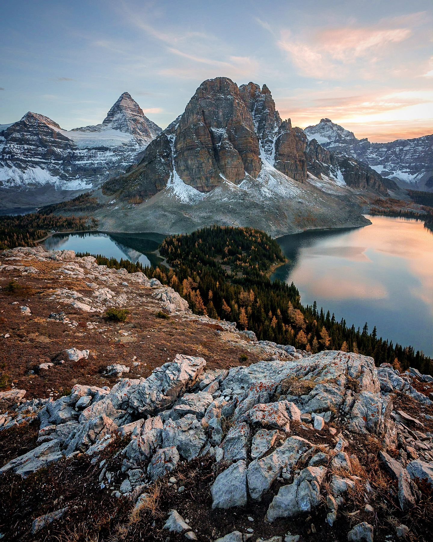 End of a lovely day in Assiniboine.
&bull;
&bull;
&bull;
&bull;
&bull;
#sunset #mountain #rockymountains #canada #hiking #backpacking #travelphotography #travel