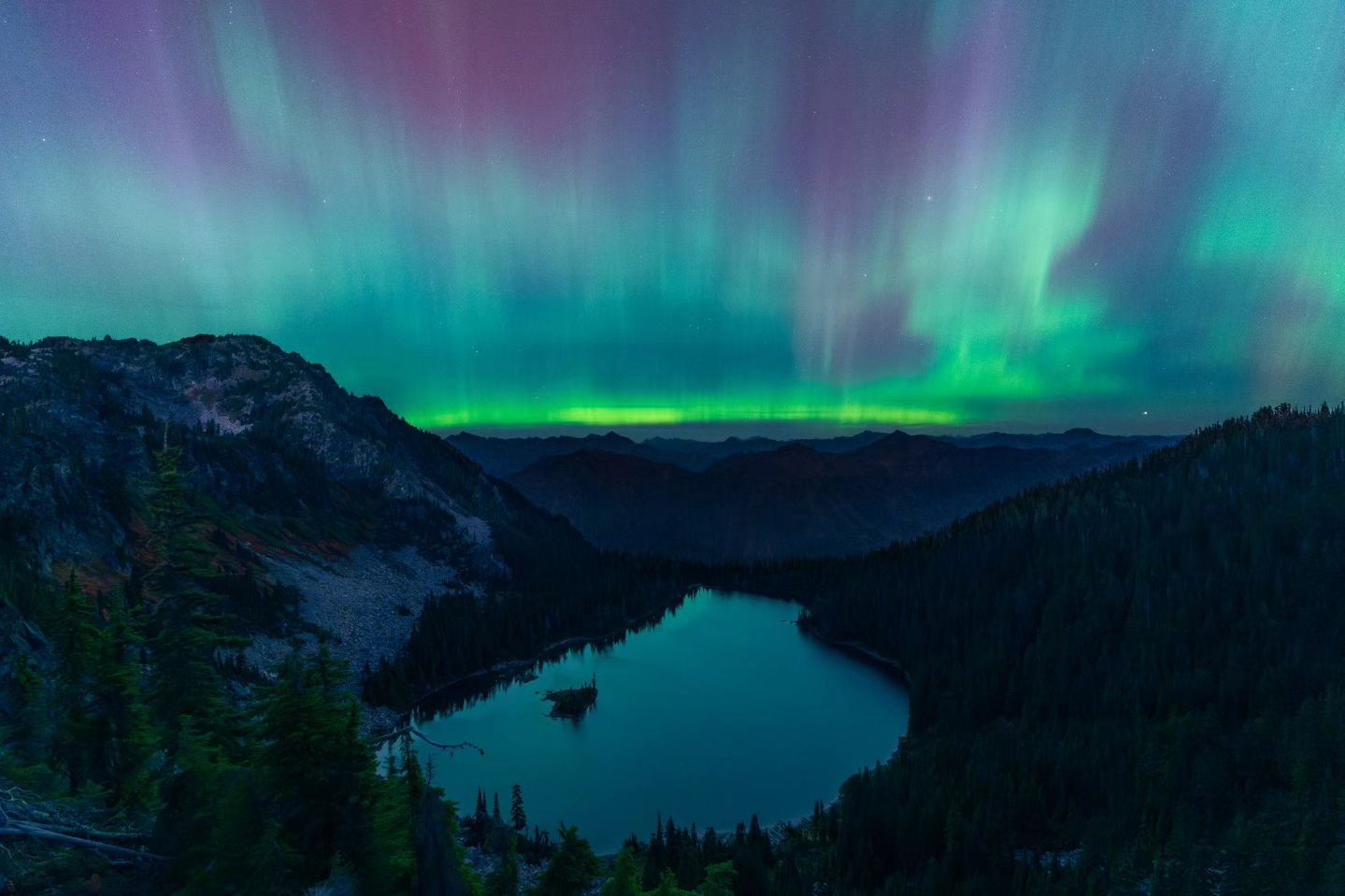 Happy to catch the aurora for the second time this year! This time I headed up near Stevens Pass for some lake views, it took a while for the colors to come in but it was worth the wait.
&bull;
&bull;
&bull;
&bull;
&bull;
#nature #photography #travel