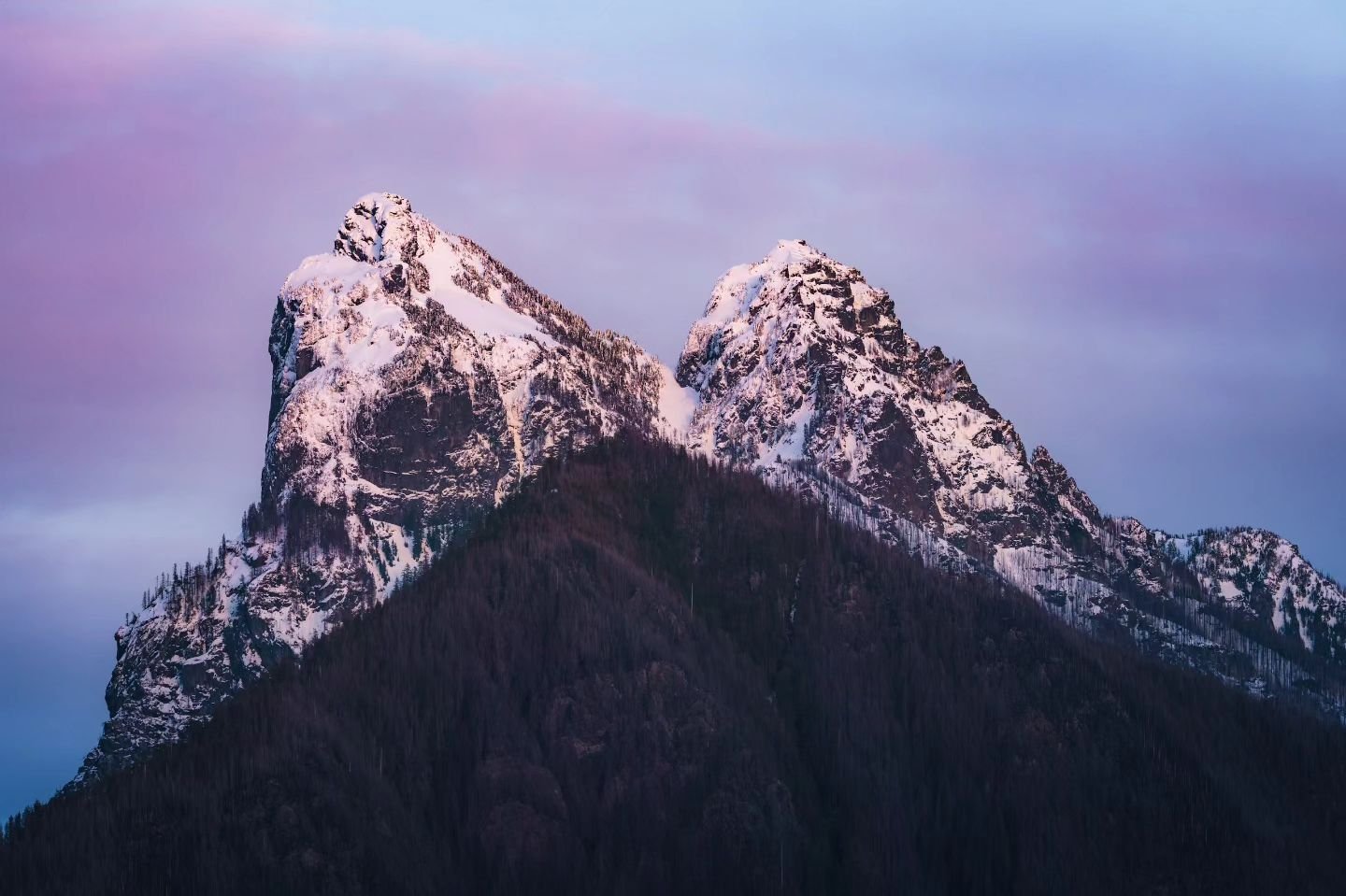 Lookout views along Highway 2 👀
&bull;
&bull;
&bull;
&bull;
&bull;
#washingtonstate #sunset #mountains #alpenglow #landscapephotography #cascades