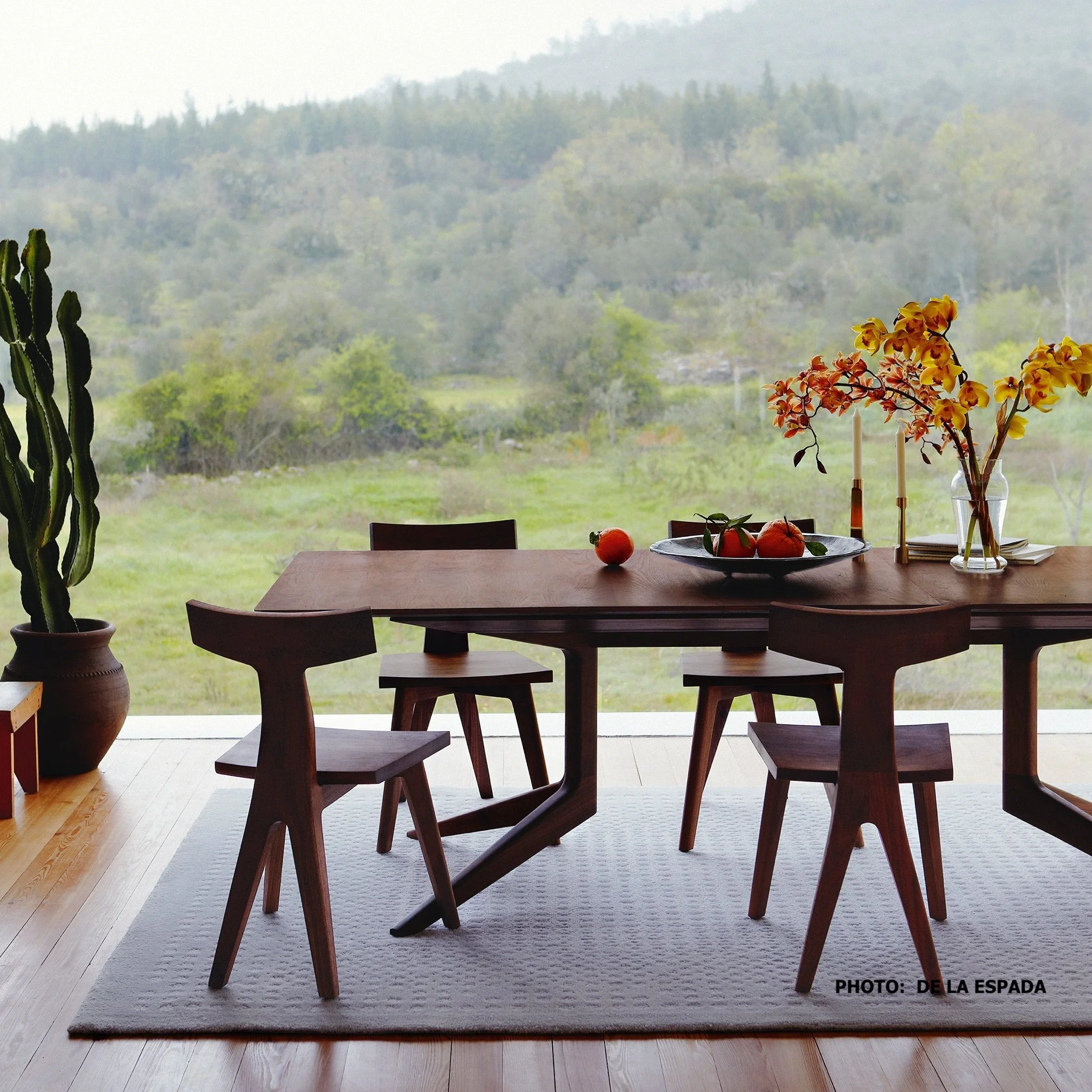 WOW, What an elegant, innovative dining table. 
