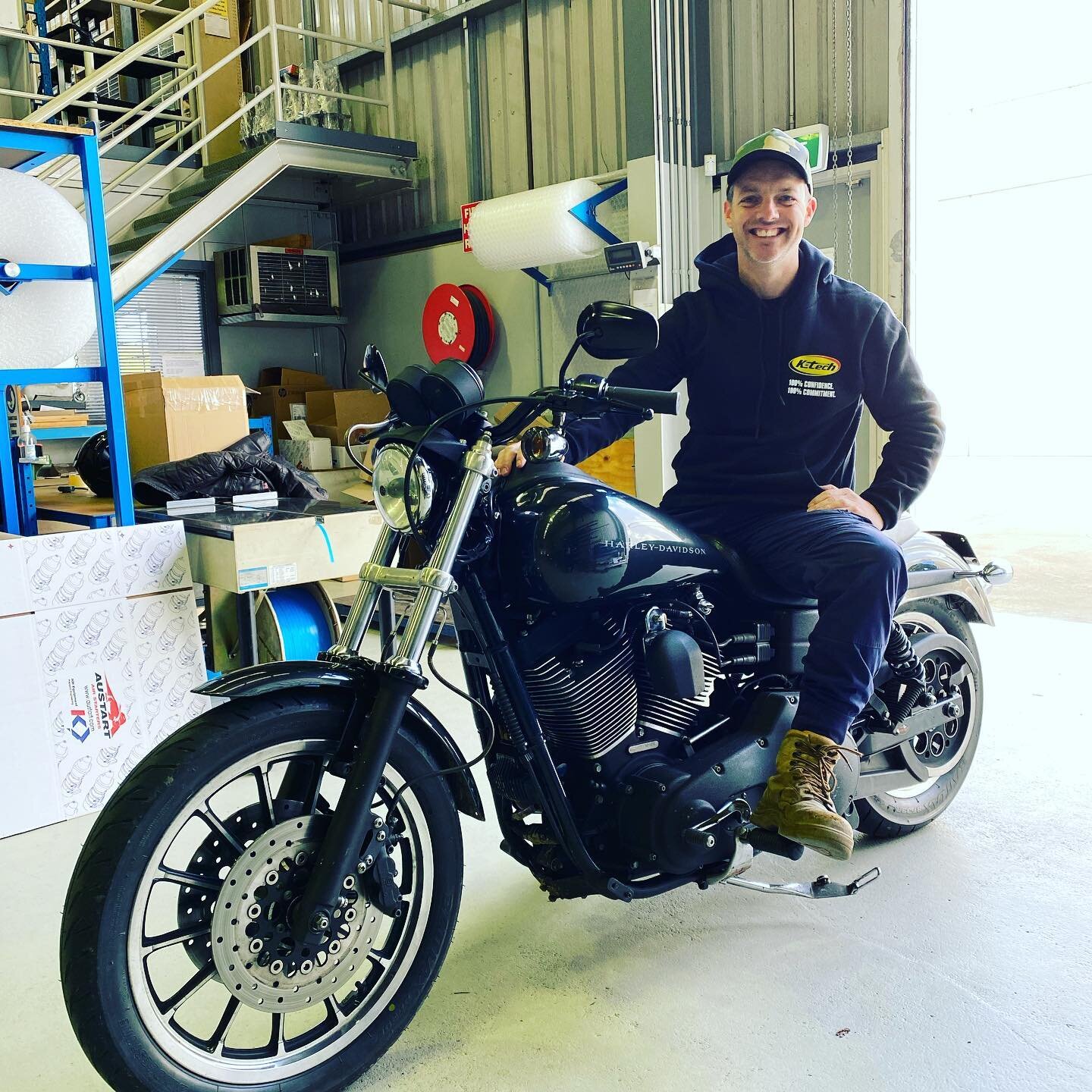 TT Legend @camerondonald86 came to K-tech Australia 🇦🇺 HQ to catch up with the boys, and discuss upgrading his Harley Davison Dyna rear shocks.

The 13.5 Razor Shocks should do the trick. Watch this space, and we will get Cam to review them once th