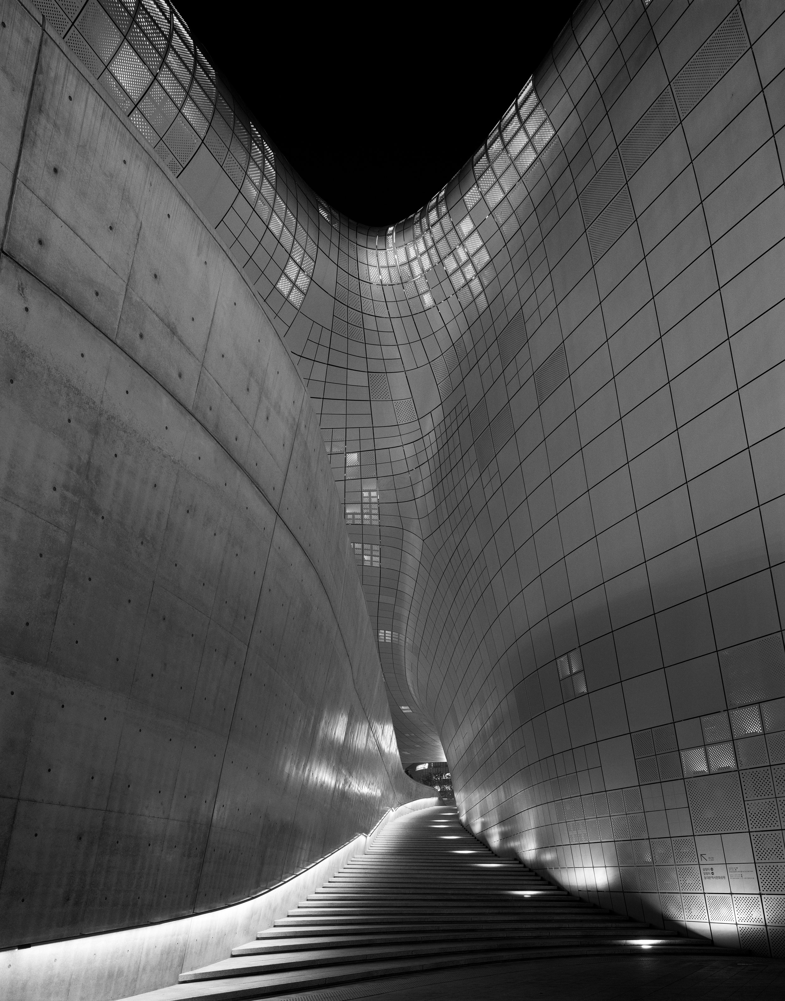 Héléne Binet - Dongdaemun Design Plaza (Architecture by Zaha Hadid)