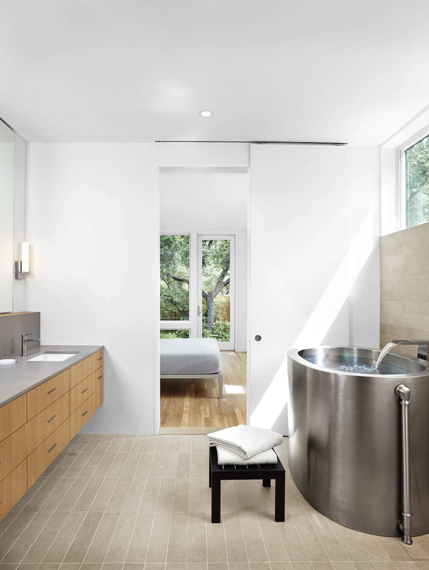 14 bathroombedroom29440.jpg