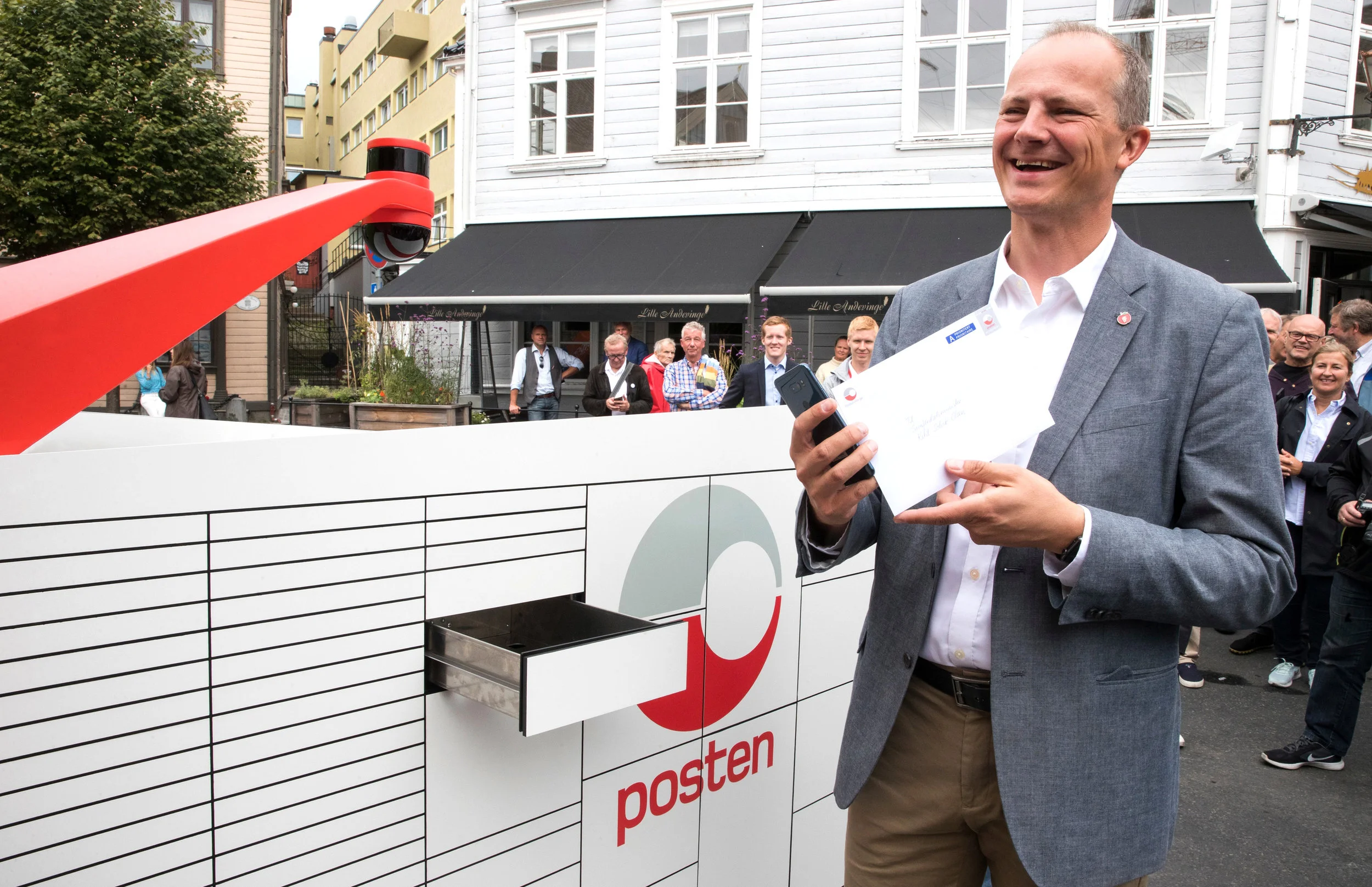 Minister of Transport Ketil Solvik-Olsen at a demo in Arendalsuka.