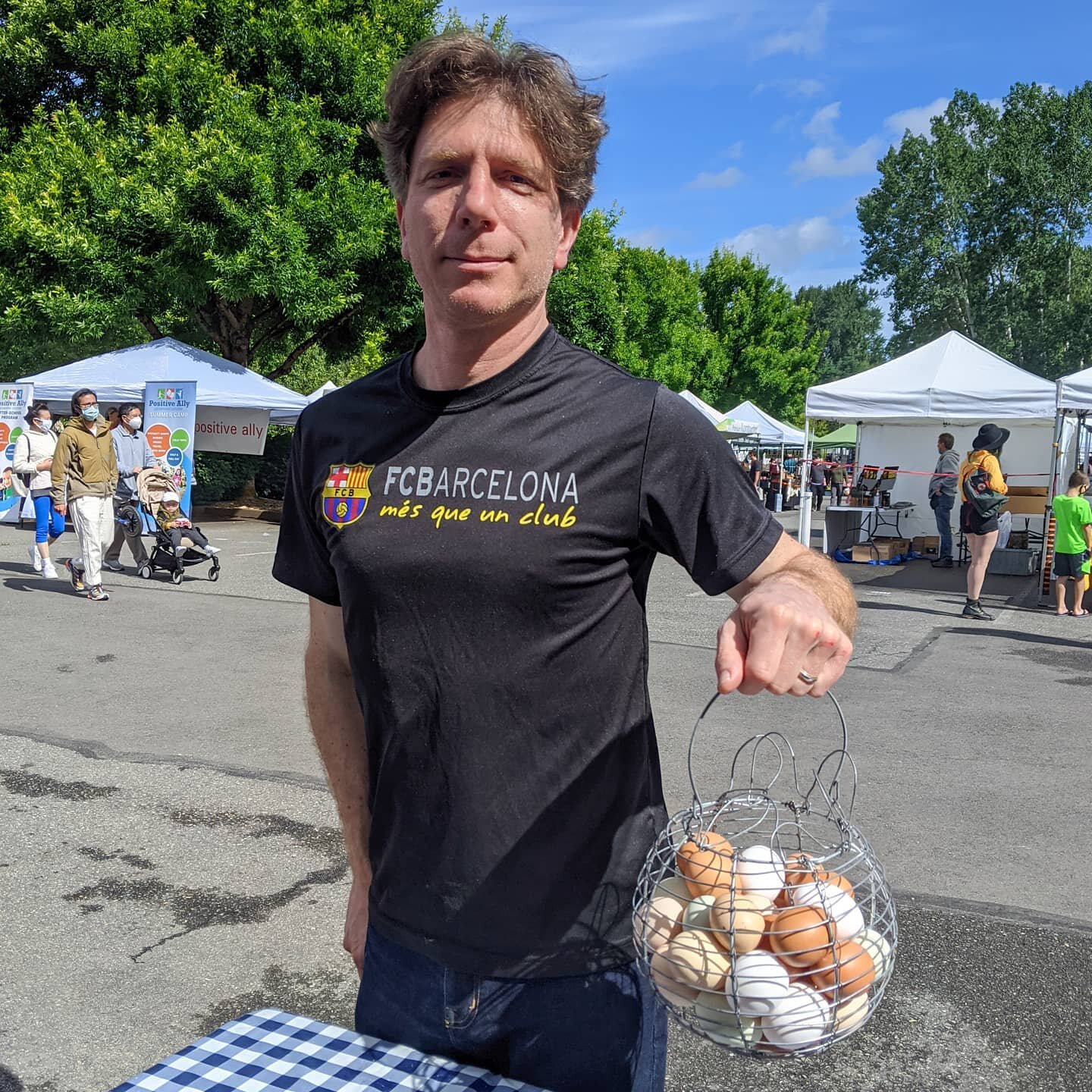 It's blue skies, sunshine and Bring Your Egg Basket to the Market Day! Be like Spinner, one of our dearest regulars at both Issaquah and University Farmers Markets, and collect farm fresh eggs from our stand. We're here until 2PM today. 

#seattle #e