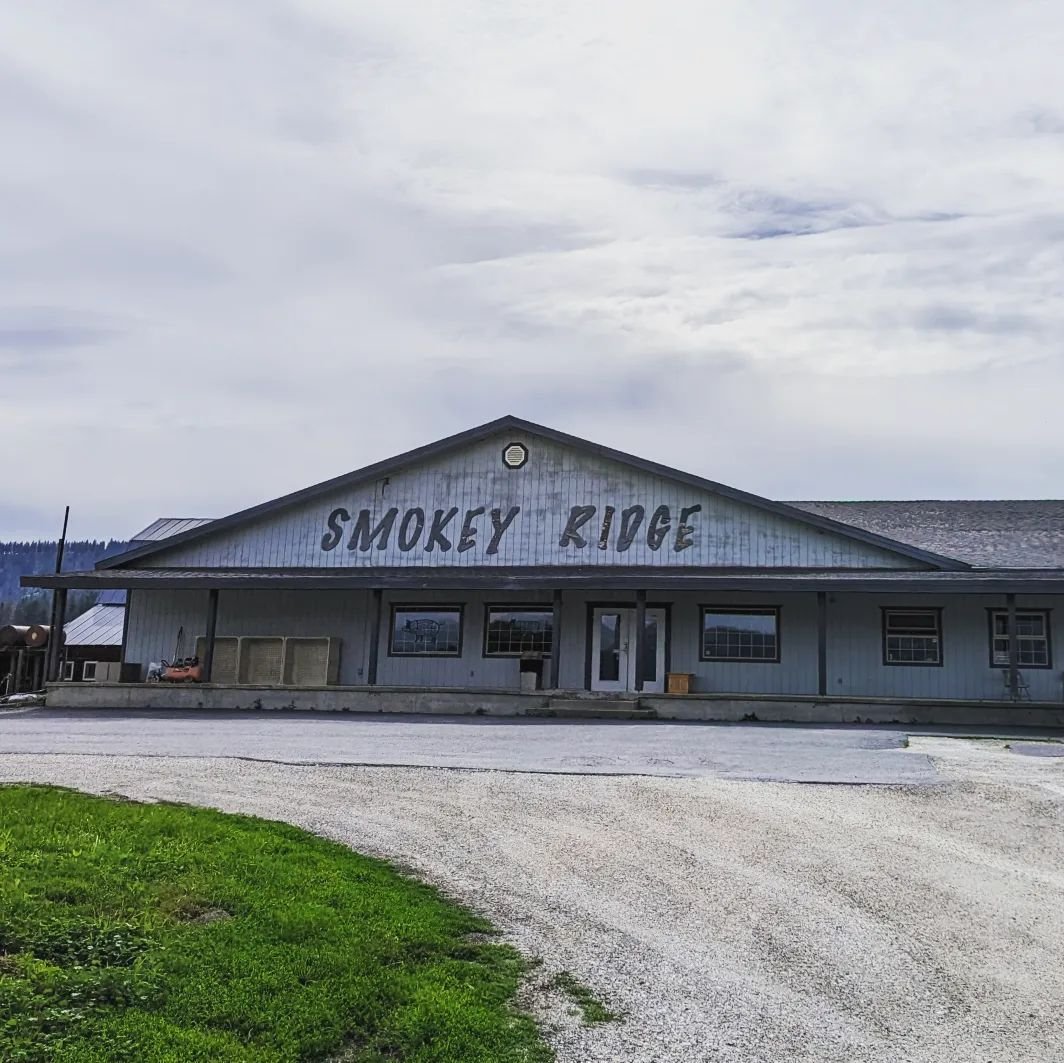Nothing like a midweek road trip to Eastern Washington in our beloved truck which was out of commission for almost two months! First stop: Smokey Ridge Meats of @olsenfarms, where we picked up our ground lamb/mutton order and dropped off pigs for dis