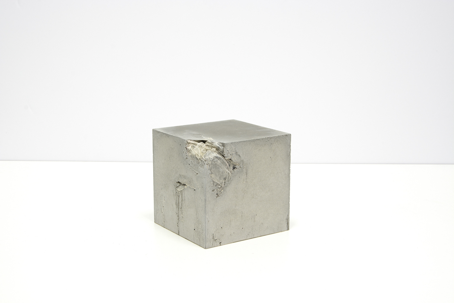  Michael John Whelan Inclusions (LED party balloon) 2018 Cast concrete cube containing a LED party balloon retrieved from the Persian Gulf. 15x15x15 cm Unique 