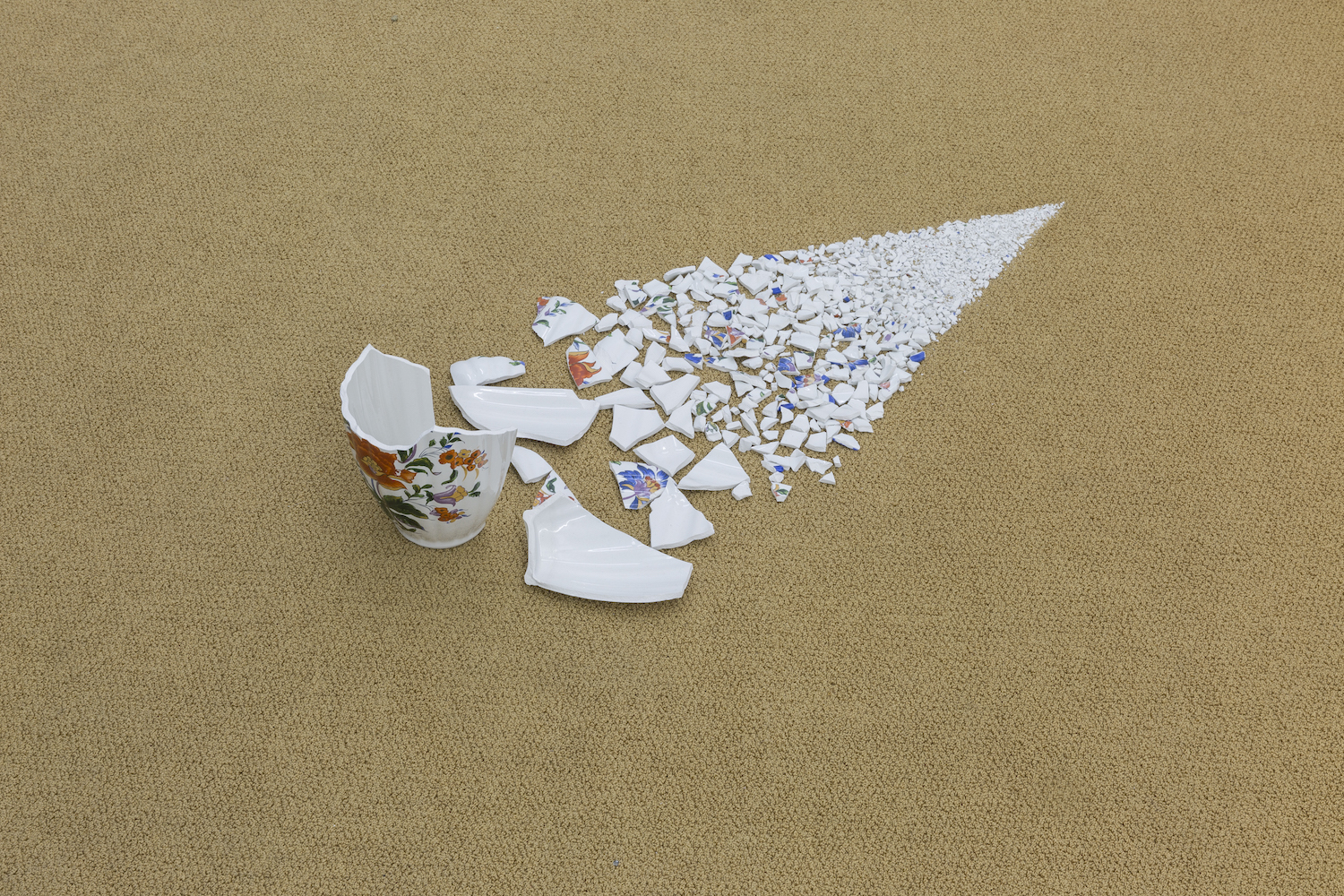 Stéphanie Saadé 2014-2018 Vase broken in fragments Dimensions variable Unique variation no. 3 A vase is broken into smaller and smaller fragments, until part of it is reduced to powder.