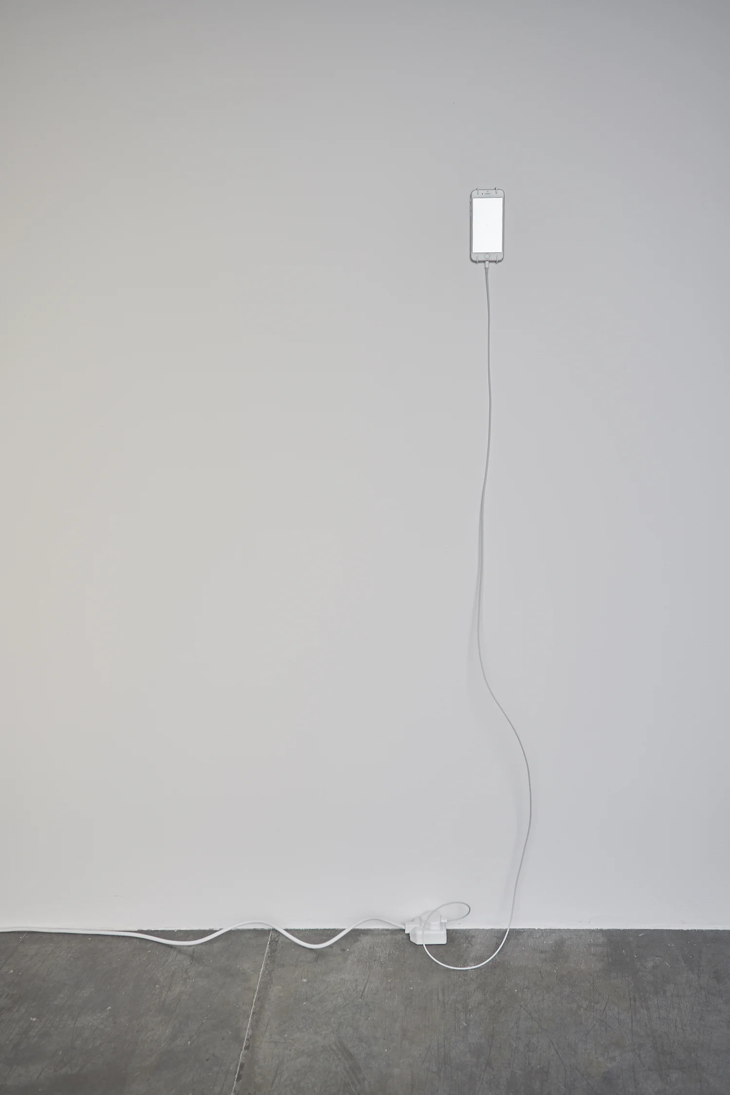 Elastic Distance 2017 Software program, mobile phone Dimensions variable On a mobile phone screen, an ever-changing number, corresponding to the distance between the artist and the exhibition, is displayed.