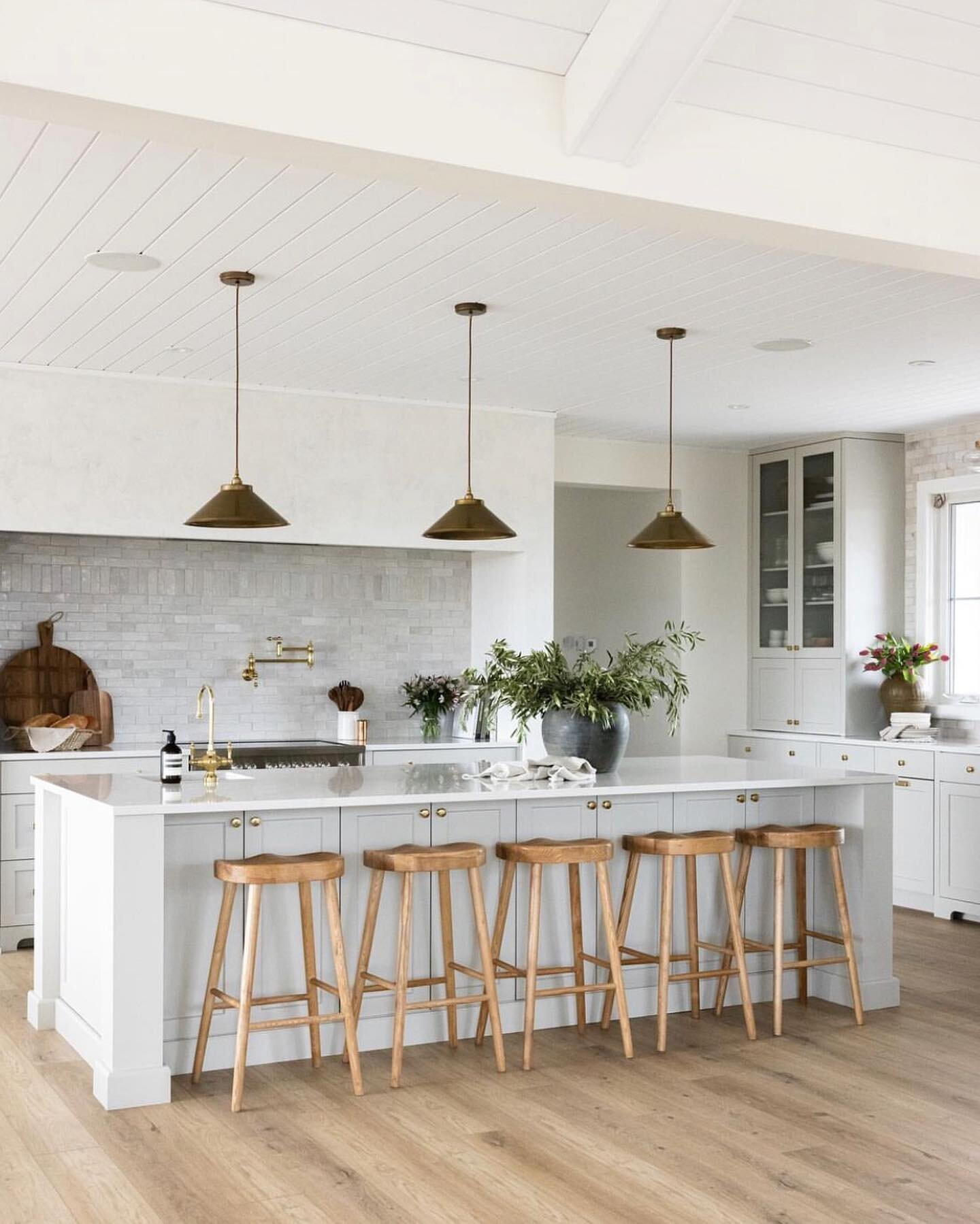 How dreamy is this kitchen by @maison.blonde ?! ✨

We&rsquo;re OBSESSED with the whole look, especially the backsplash, pendant lights and that shiplap ceiling 👀

#inspo #inspiration #kitcheninspo #kitcheninspiration #kitchendesign #kitchenremodel #
