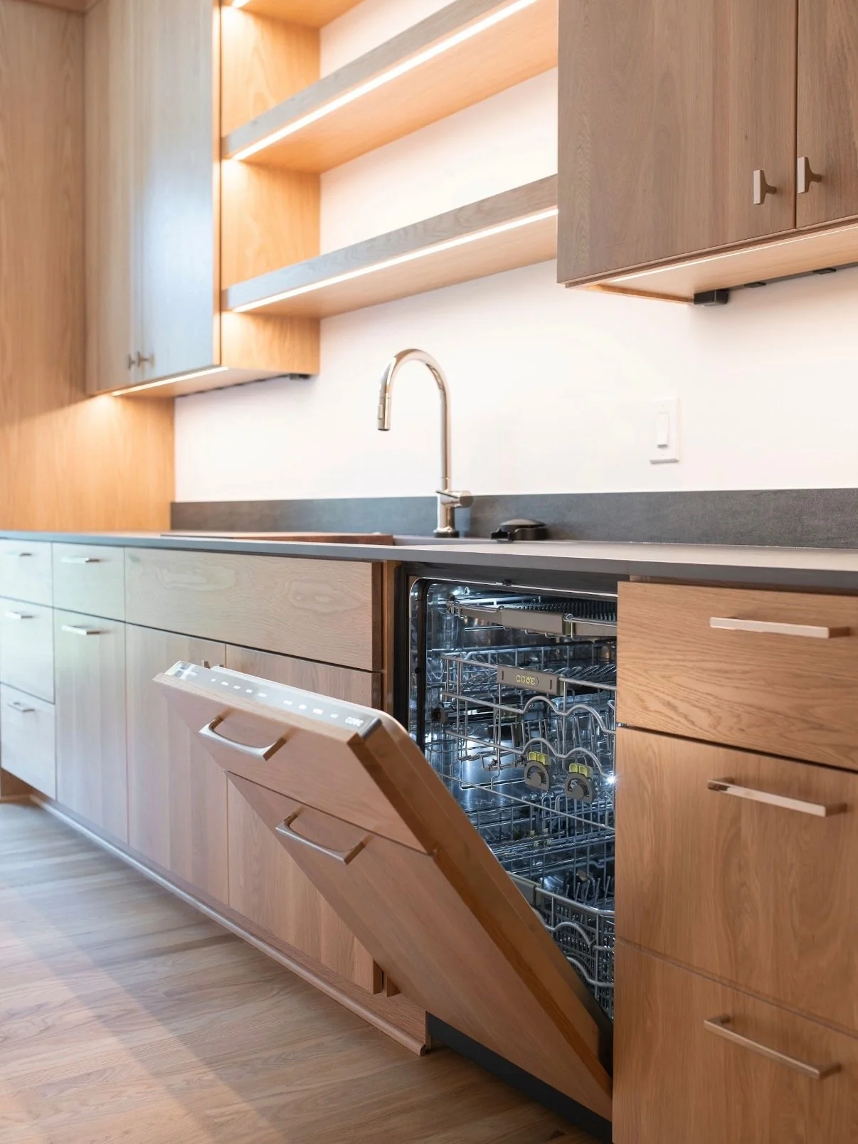 White oak, clean lines &amp; hidden appliances ✨ 
Check out the butler&rsquo;s pantry from our Lakewood custom renovation + addition project 😍 

What&rsquo;s your favorite detail? 🤔

#homeaddition #remodel #renovation #northeastohio #cleveland