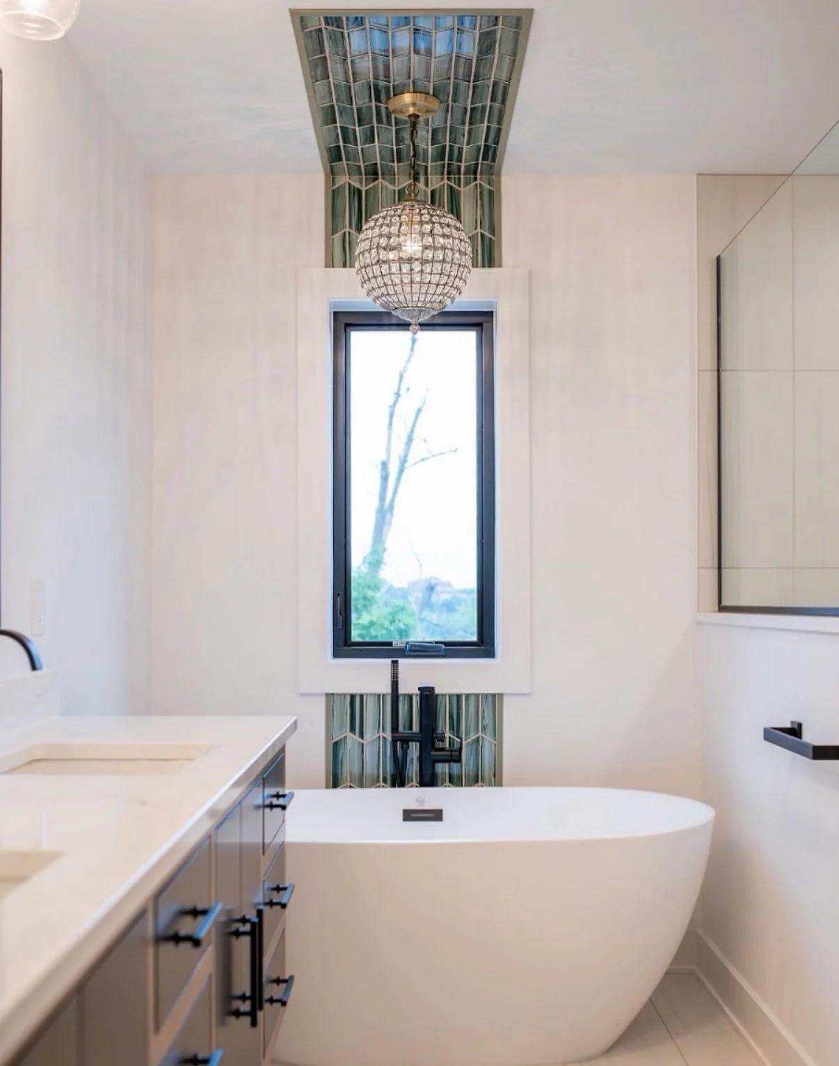 ✨ Take a look at this stunning primary bathroom in our Tremont project! Which details stand out to you? 

Ready to transform your space? Reach out at mancusohomes.com!

#renovation #remodel #custombathroom #bathroomdesıgn #bath