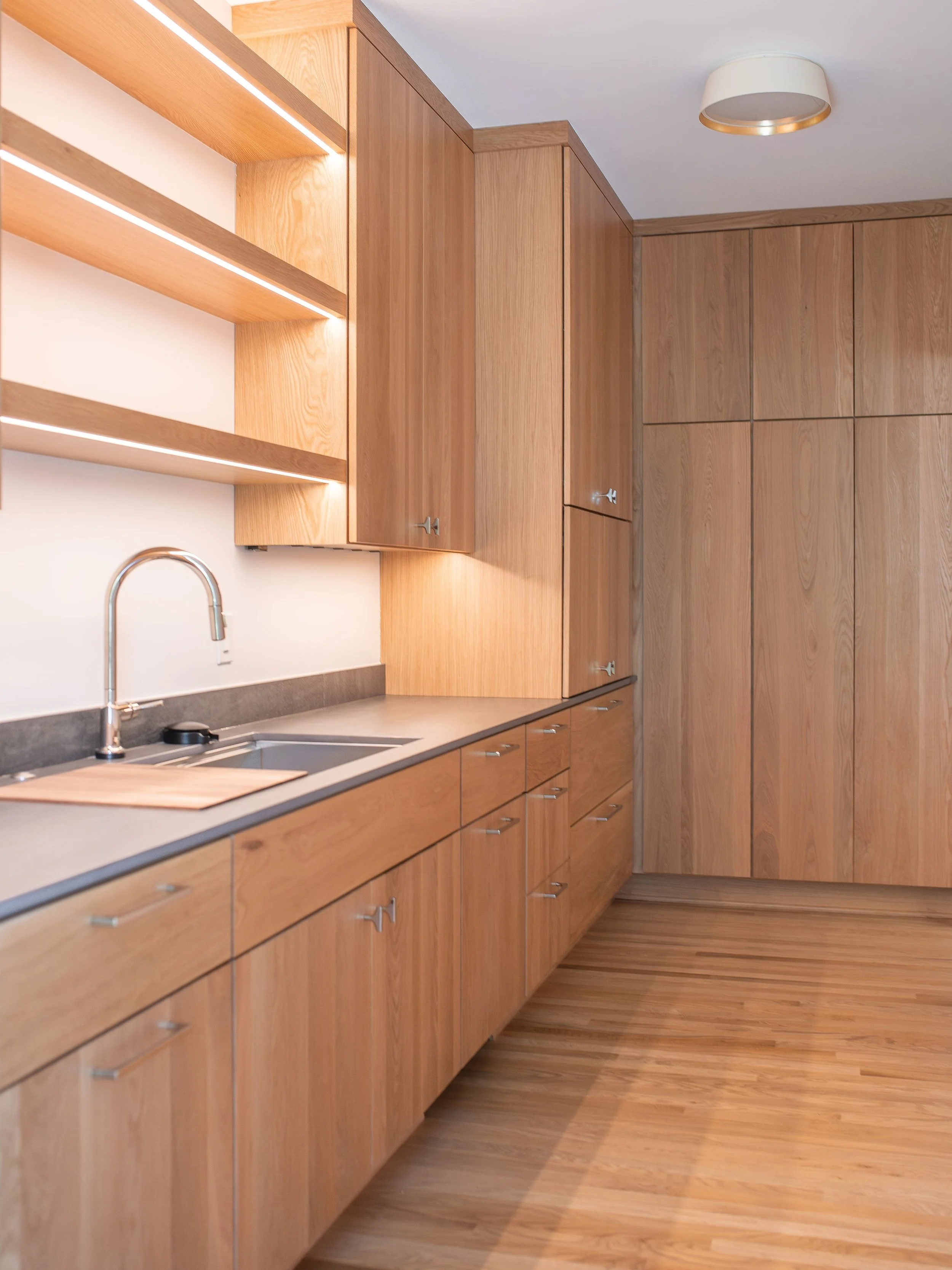 Check out the details in the butler&rsquo;s pantry at our Lakewood custom renovation + addition project 😍

What&rsquo;s your favorite feature? 

Thinking of renovating or building an addition? Visit mancusohomes.com 

#renovation #homeaddition #inte