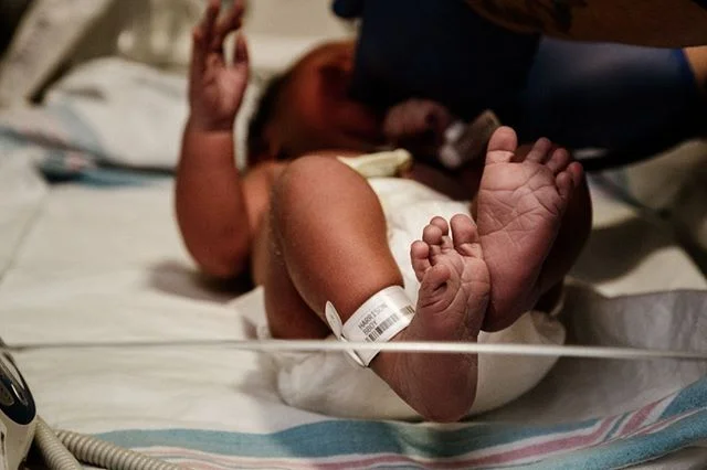What is better than little baby feet?⁣
⁣
⁣
Nothing that I can think of, especially when it’s your own baby 