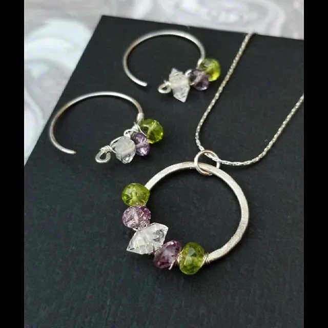 Family birthstone bridal gift for my sister. Wish I'd managed to get better photos! First time sending some of the new techniques I'm learning out into the world. Herkimer diamond, amethyst, and peridot in sterling silver.
.
.
.
#shoplocal #fantasyar