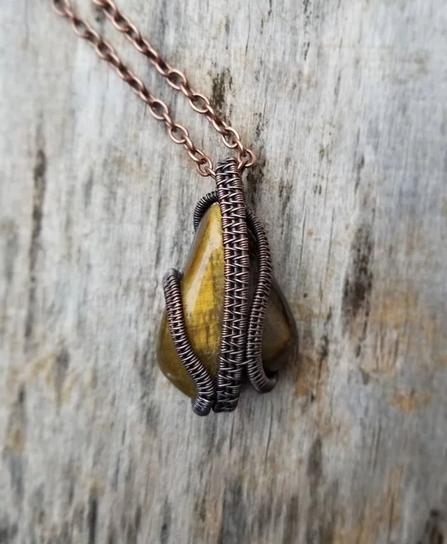 Lionskin quartz in oxidized copper. A personal favorite ♡ This stone is so beautiful in the sunlight. Available tomorrow. DM me for details and pricing.
.
.
.
.
#shoplocal #fantasyart #steampunk #gothstyle #fairy #wirewrapped #wireweaving #slowfashio