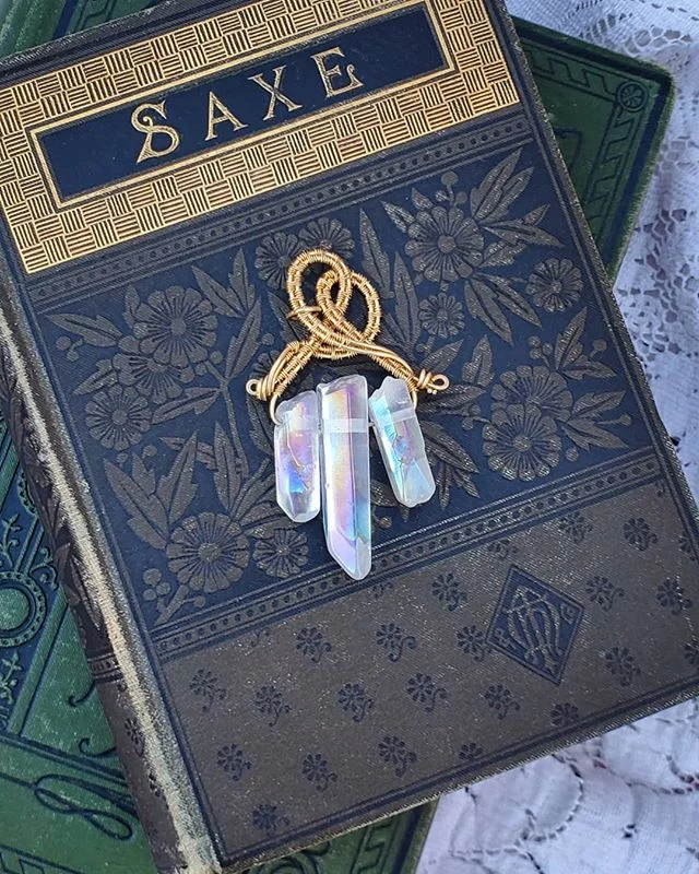 Rainbow aura crystal in jeweler's brass- coming in my next shop update. Also enjoy a glimpse of the magnificent poem "Drinking Song by a Teetotaler." 😂
.
.
.
.
#shoplocal #fantasyart #gothstyle #wirewrapped #wireweaving #slowfashion #boho  #witchy #