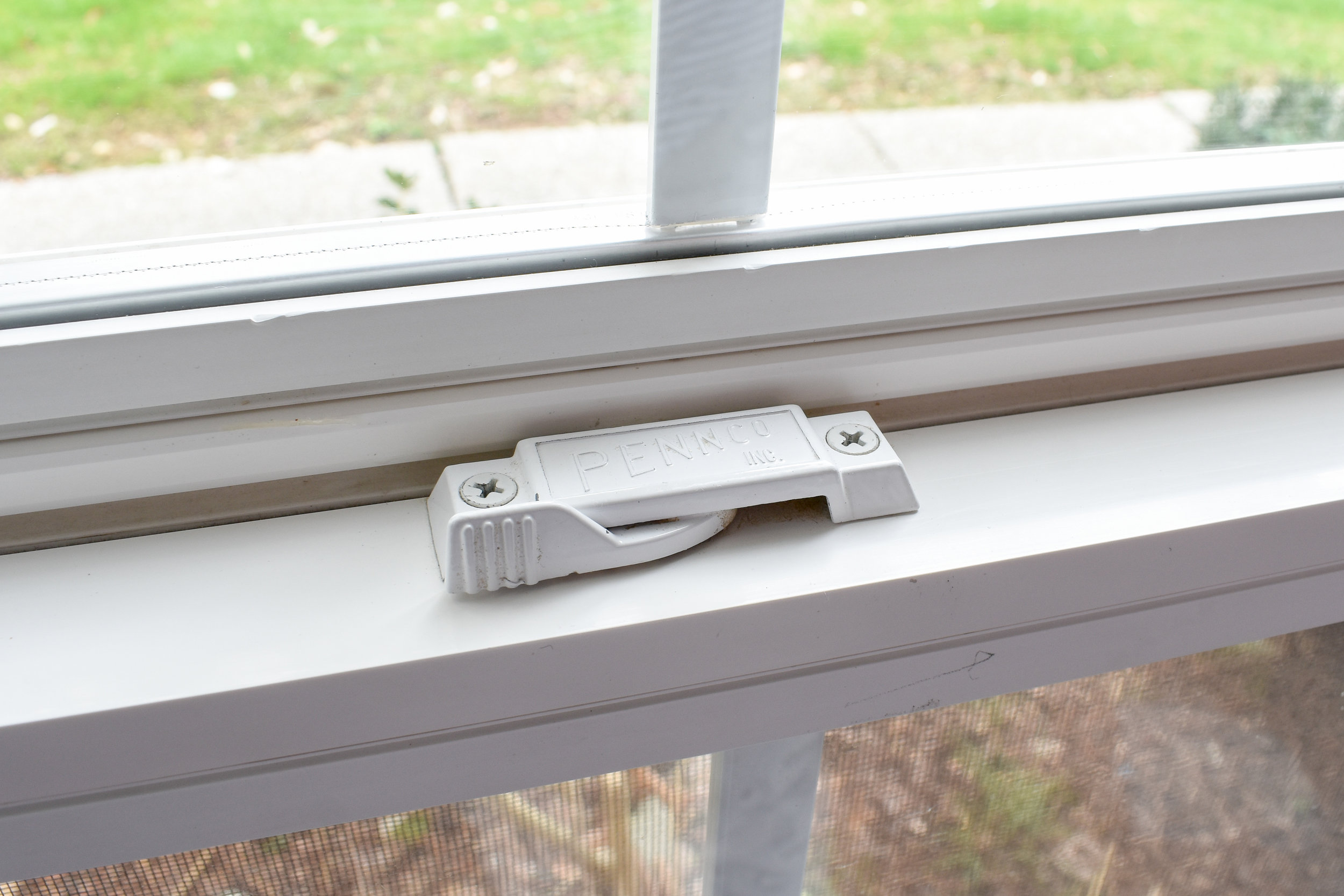 cleaning vinyl windows with a natural solution that repels bugs