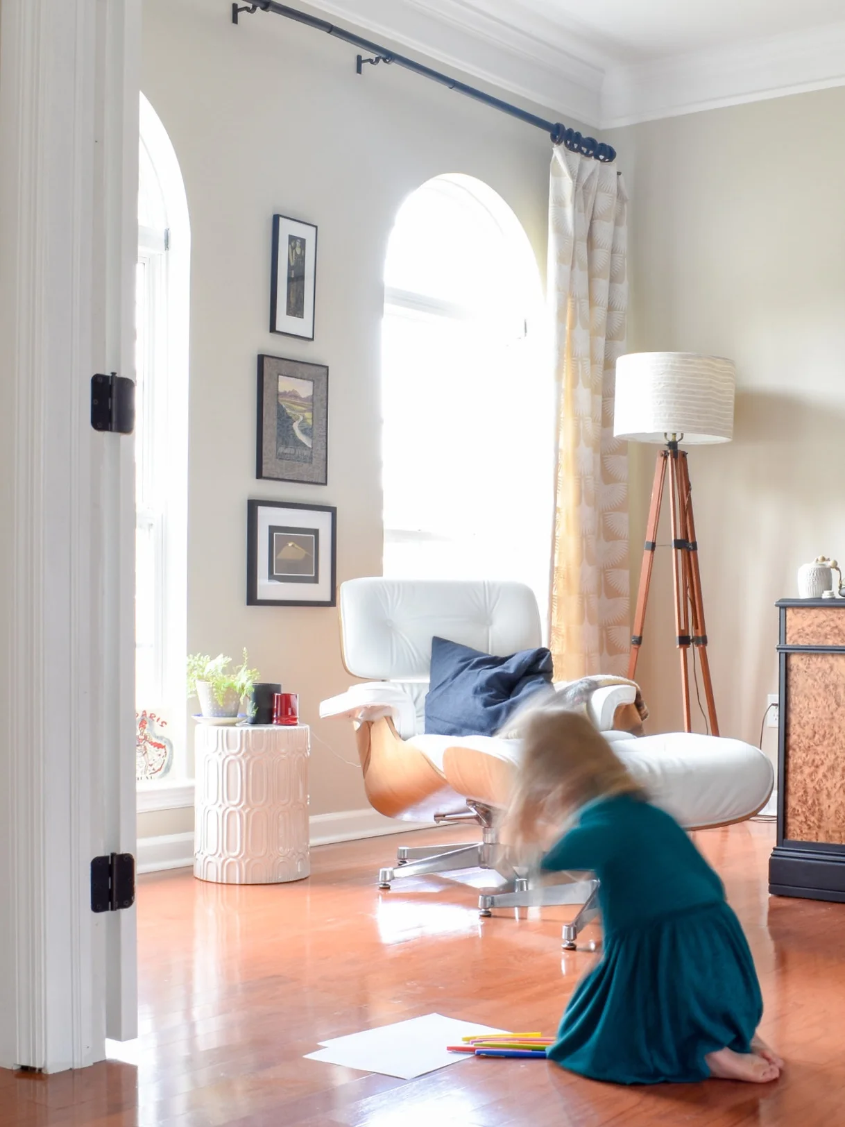 Natural Hardwood Floor Cleaning Recipe - I've been using this recipe and method to get shiny, residue-free floors for over a decade. It's safe for pets and kids plus it's super cheap to make! #springcleaning #cleaninghacks #essentialoils