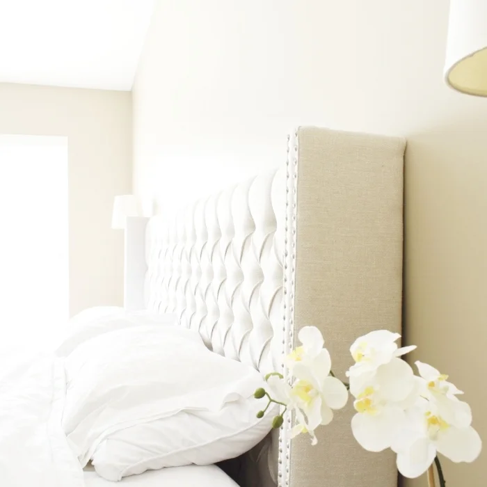 bright+neutral+bedroom+with+tufted+headboard.jpg