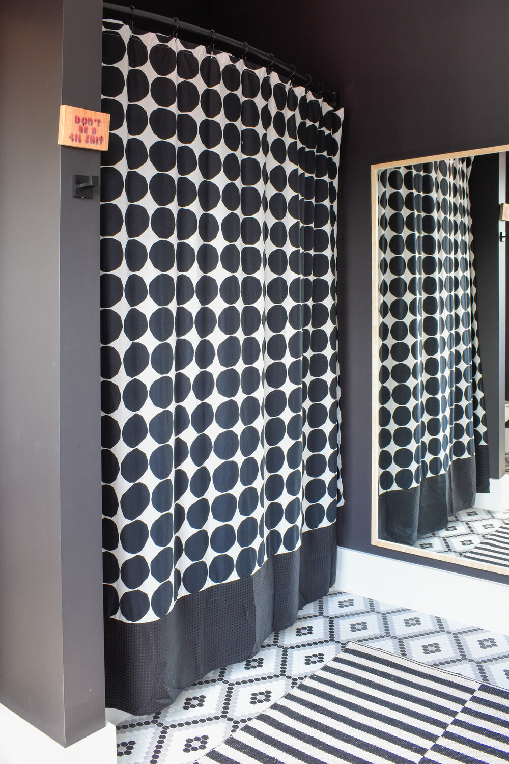 Black and white bathroom accents