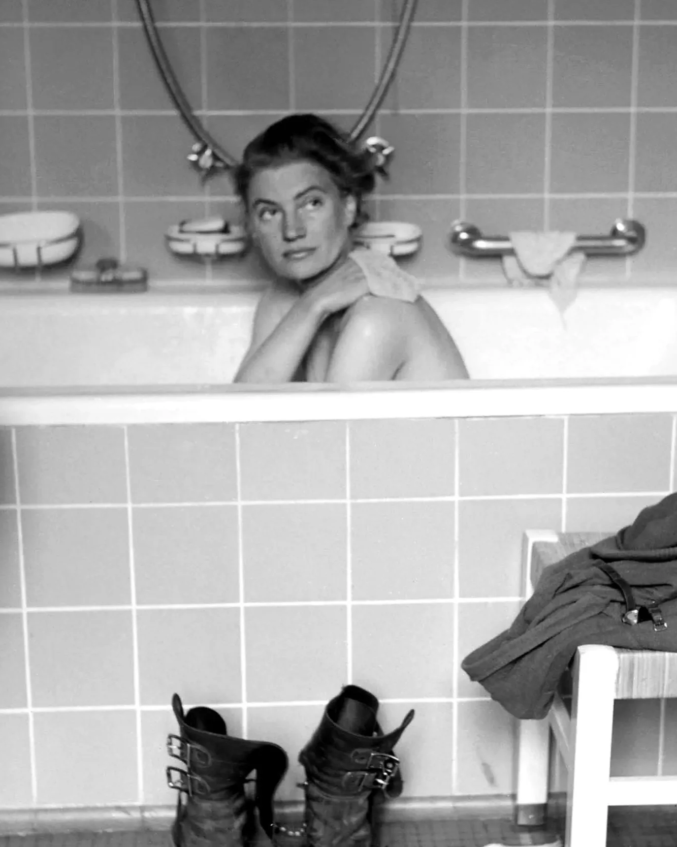 141013-lee-miller-bathtub.png