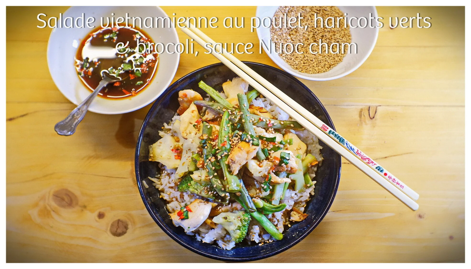 #30 I  Salade vietnamienne au poulet, haricots verts &amp; brocoli, sauce Nuoc cham
