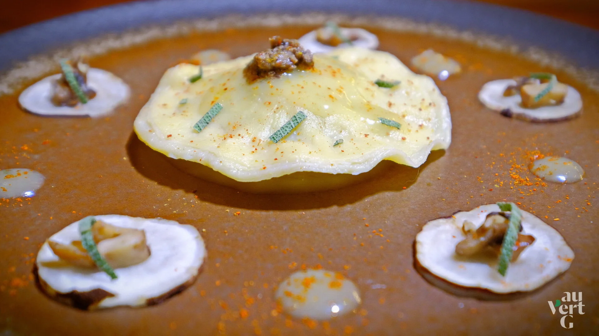 #47 I Entrée - Ravioles de champignons à la sauce de truffe noire, mousseline de topinambours
