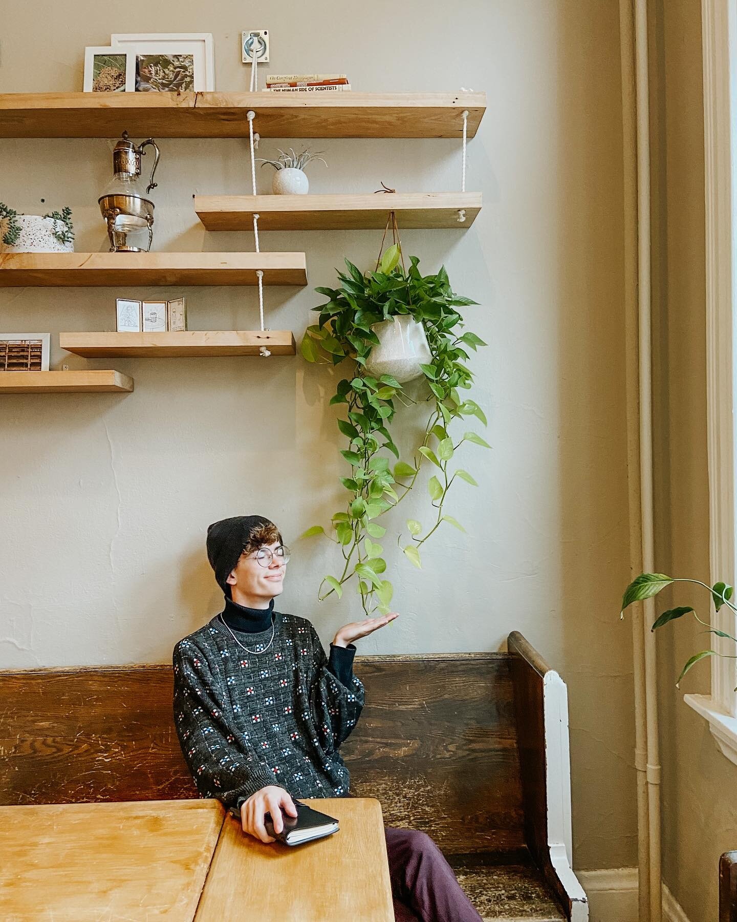 Swipe to see our pothos shrink! (feat. a few of Rohs&rsquo; friendly faces)
.
#plantsandcoffee