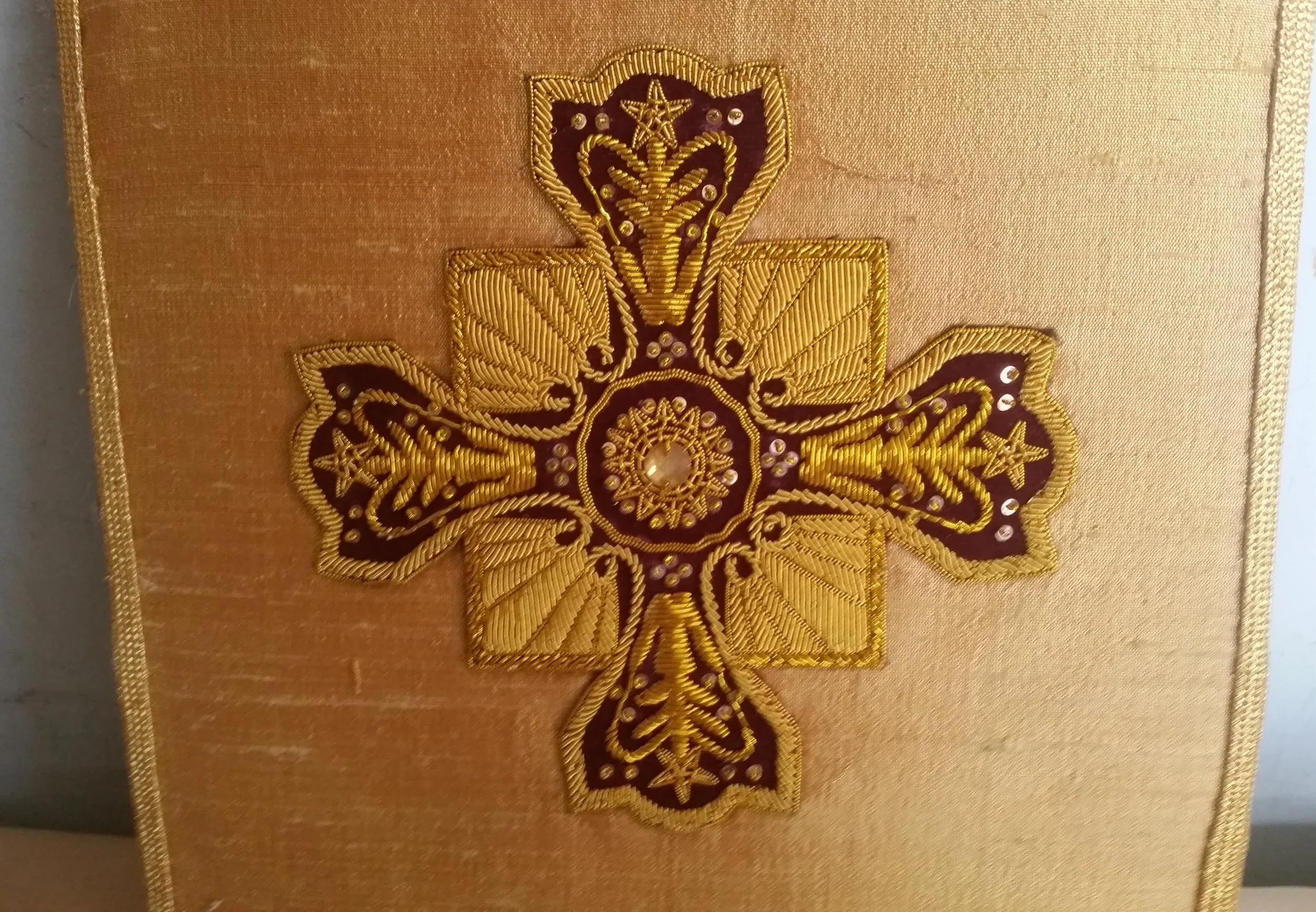 CP-R -226 Gold Silk Chalice Pall with Gorgeous Bullion Cross with Burgundy Background