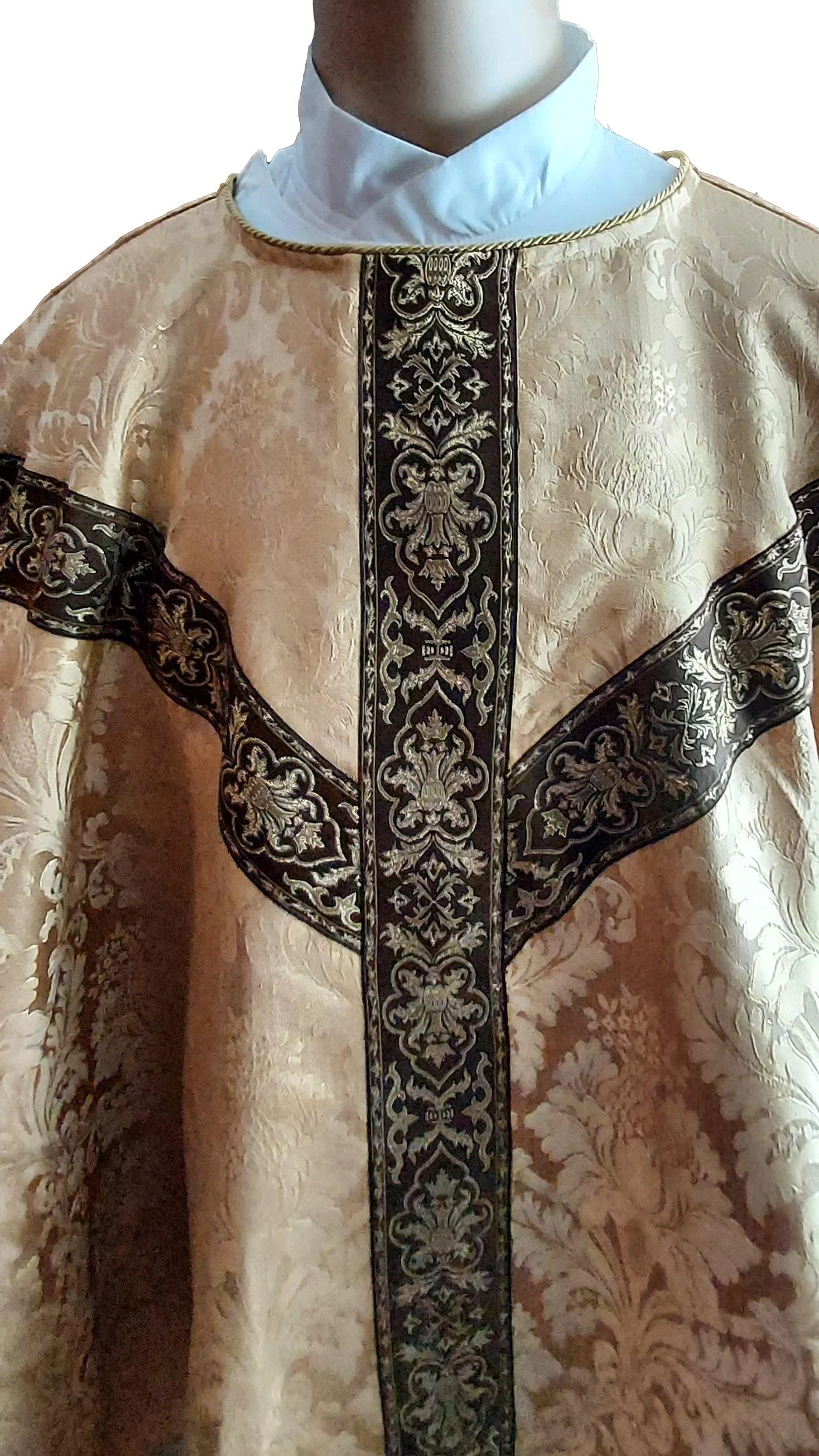 golddamaskchasuble4.jpeg