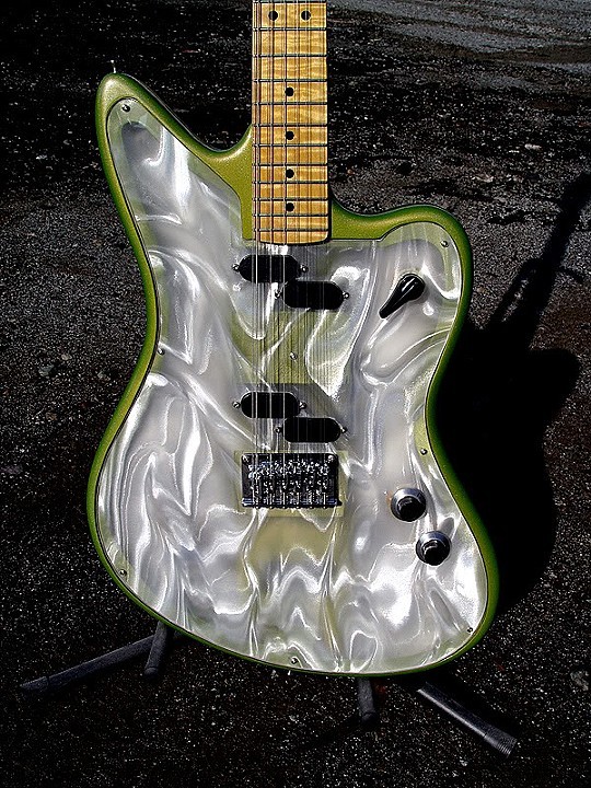 FENDER XII 12-STRING LIGHT SHOW IN PRISMATIC LIME GOLD