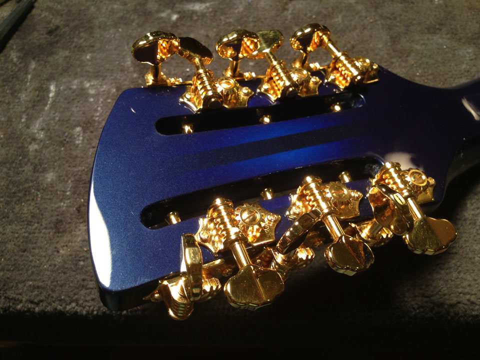 BACK OF HEADSTOCK SHOWS PRECISE LOCATION OF 12-STRING TUNERS SO ADJACENT KEYS DON'T INTERFERE WITH EACH OTHER WHEN TURNED.