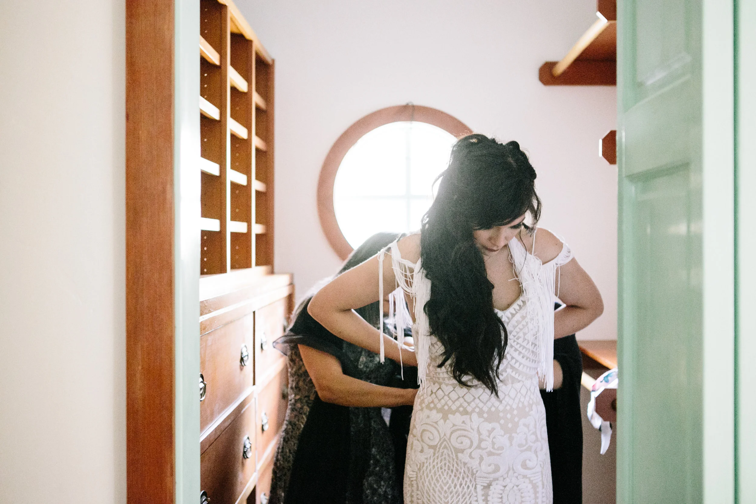 Bride gets ready with help of mom