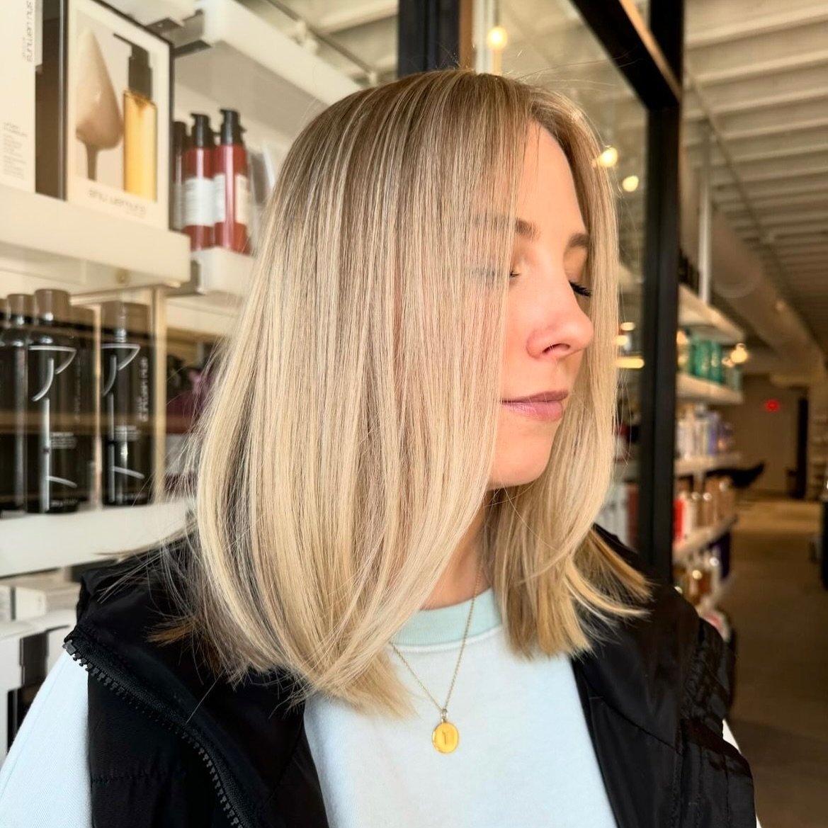 Blended blonde ✨by Lauren 
.
.
.
#alexemiliosalon #royaloakmi #detroithair #michigansalon #michiganhairstylist #blendedblonde #michiganblonde #metrodetroitsalon #hairdotcom #hairstylist #hairsalon #shorthair