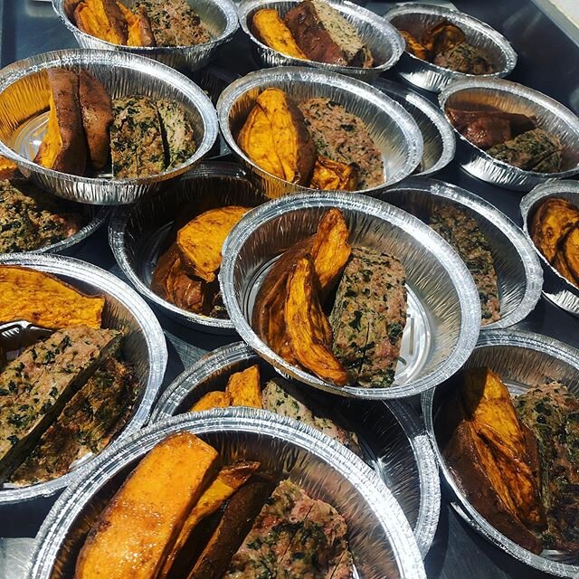 #mealprep on point. Turkey and vegetable meatloaf with roasted sweet potatoes. Come visit @littlecheflittlecafe ! Interested in learning more? Message me or email me for info: diana@littlecheflittlekitchen.com 🥙🍛🥗😋😋🥗🍛🥙&bull;
&bull;
&bull;
&bu