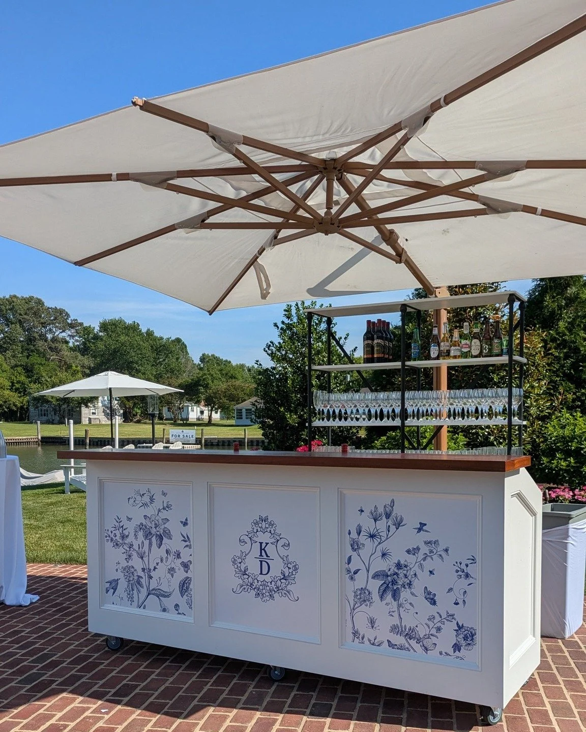 Katie &amp; David&rsquo;s wedding at @theoakswaterfront was a masterclass in thoughtful, personal design. Their custom monogram and French toile pattern wove through the entire weekend&mdash;an elegant thread tying every moment together.

The monogra