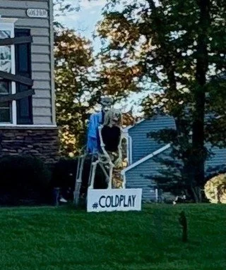 💀🎥 The Kiss Cam That Went Straight to the Bone: #COLDPLAY
If you thought this summer’s Coldplay Kiss Cam scandal was dead and buried… think again. On location in Northern Virginia.