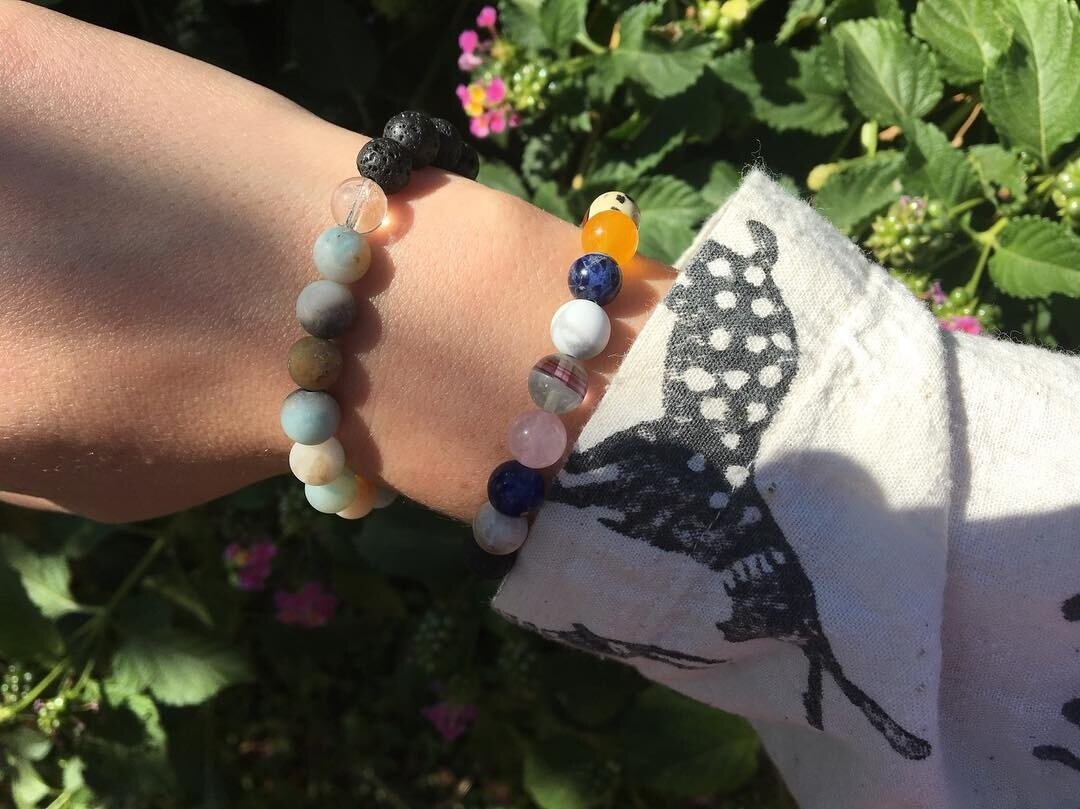 A peek at the sunshine and magic that happens when you make your own crystal bracelets!⁠
⁠
Join us on Saturday to make your own stack ✨ We'll have @jamierye.wellness back to lead our intention session and crystal properties break down. The intro sess