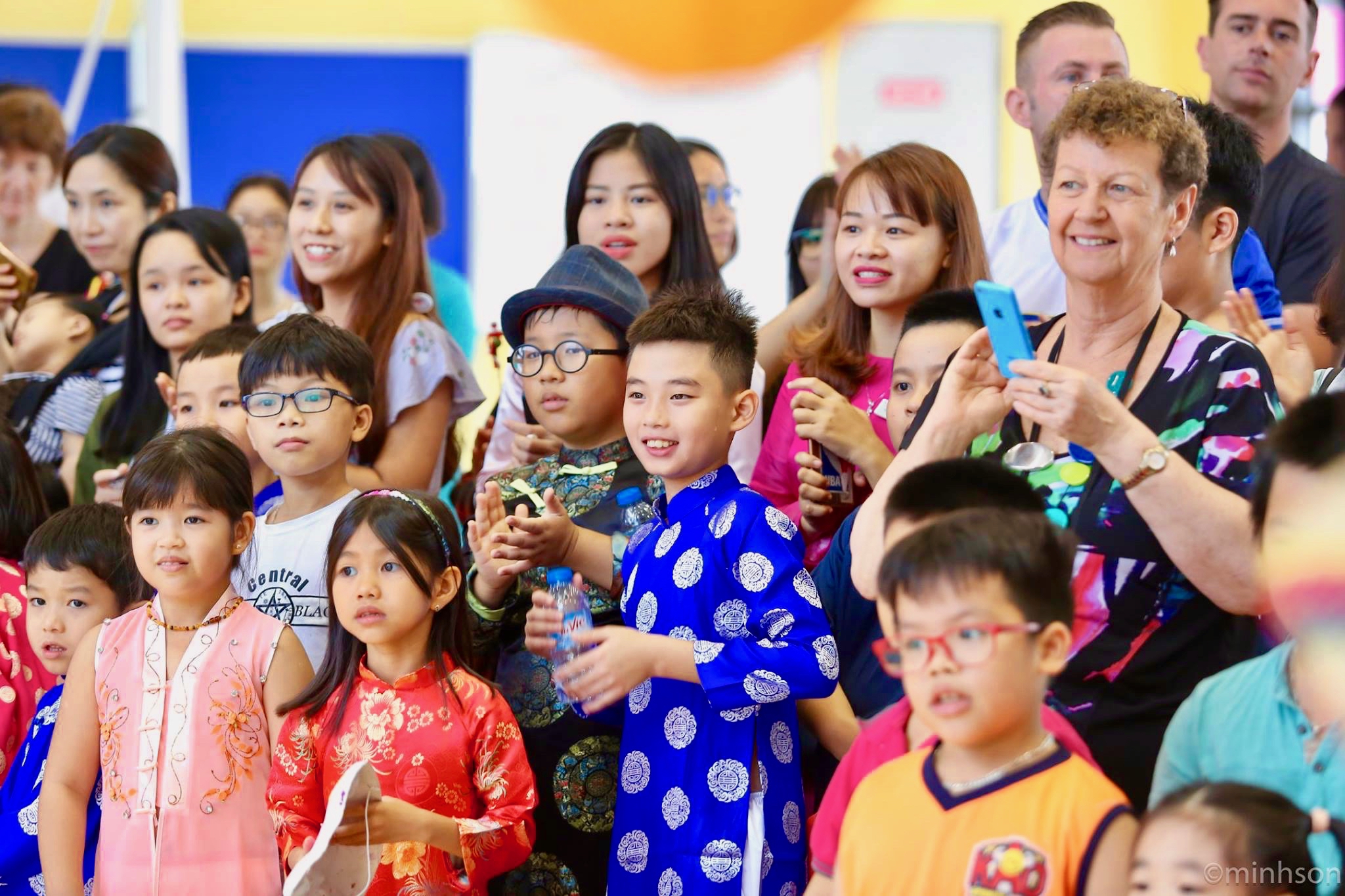  Gathered together to watch the lion dance 