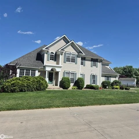 34 Cambridge Ct, Ottumwa • $410,000
