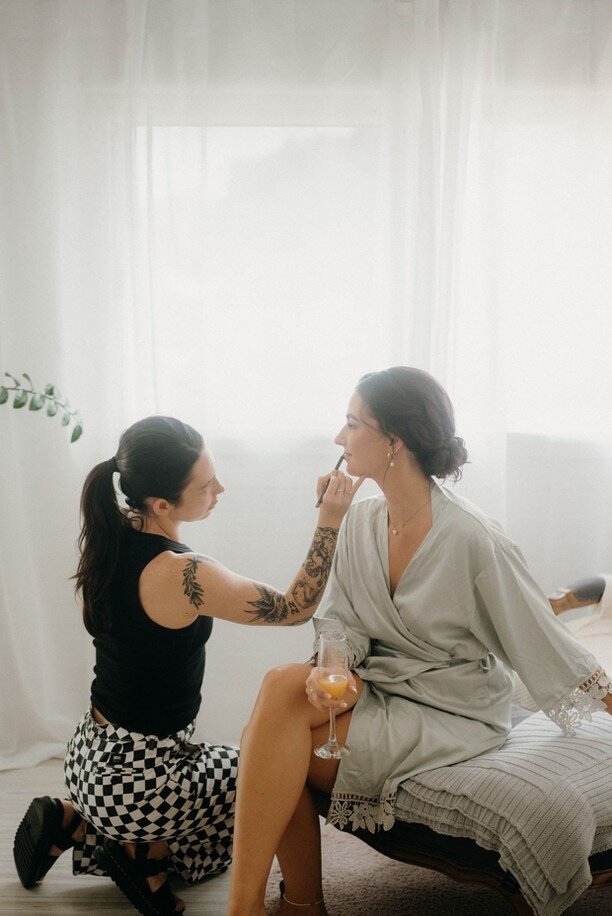 Final touch ups, lippy
#bridallippy #bridalmakeup #bridalhair #weddinghair #sunshinecoastbrides #sunshinecoastwedding #noosawedding #noosabride #sunshinecoastweddinghair #upstyle #hairinspo #bridesmaidhair #sunshinecoasthairdresser #noosaweddinghairs